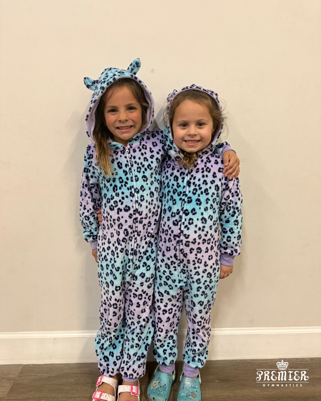 Twinning Tuesday ❄️✨️
Our two Future Stars leaving the gym in matching warm onesies thanks to this cold front. 🩷 👑
#TwinningTuesday #FutureStars #PremierGymnastics