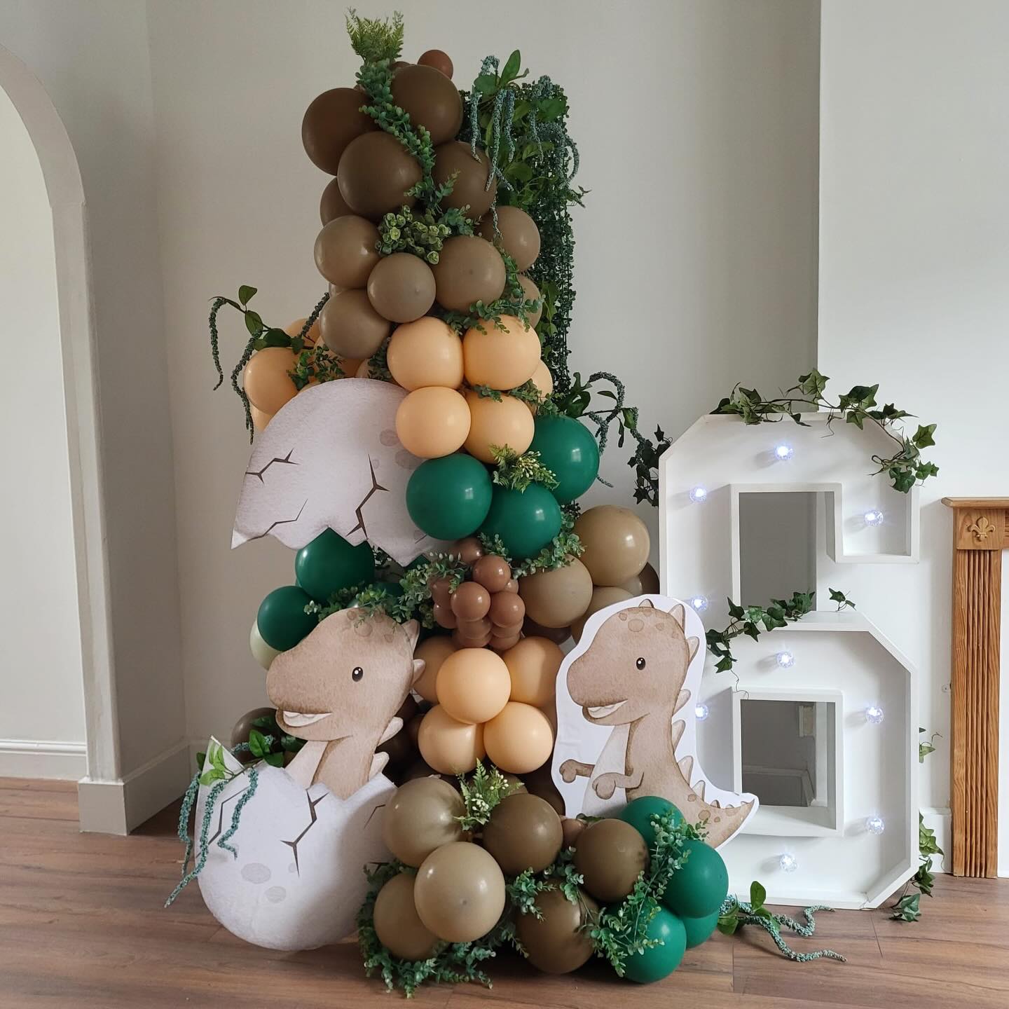 Six-Sauraus 🦖🌳
#organicballoons #lightupnumbers #dinobirthday #balloonarch #cardiffballoons