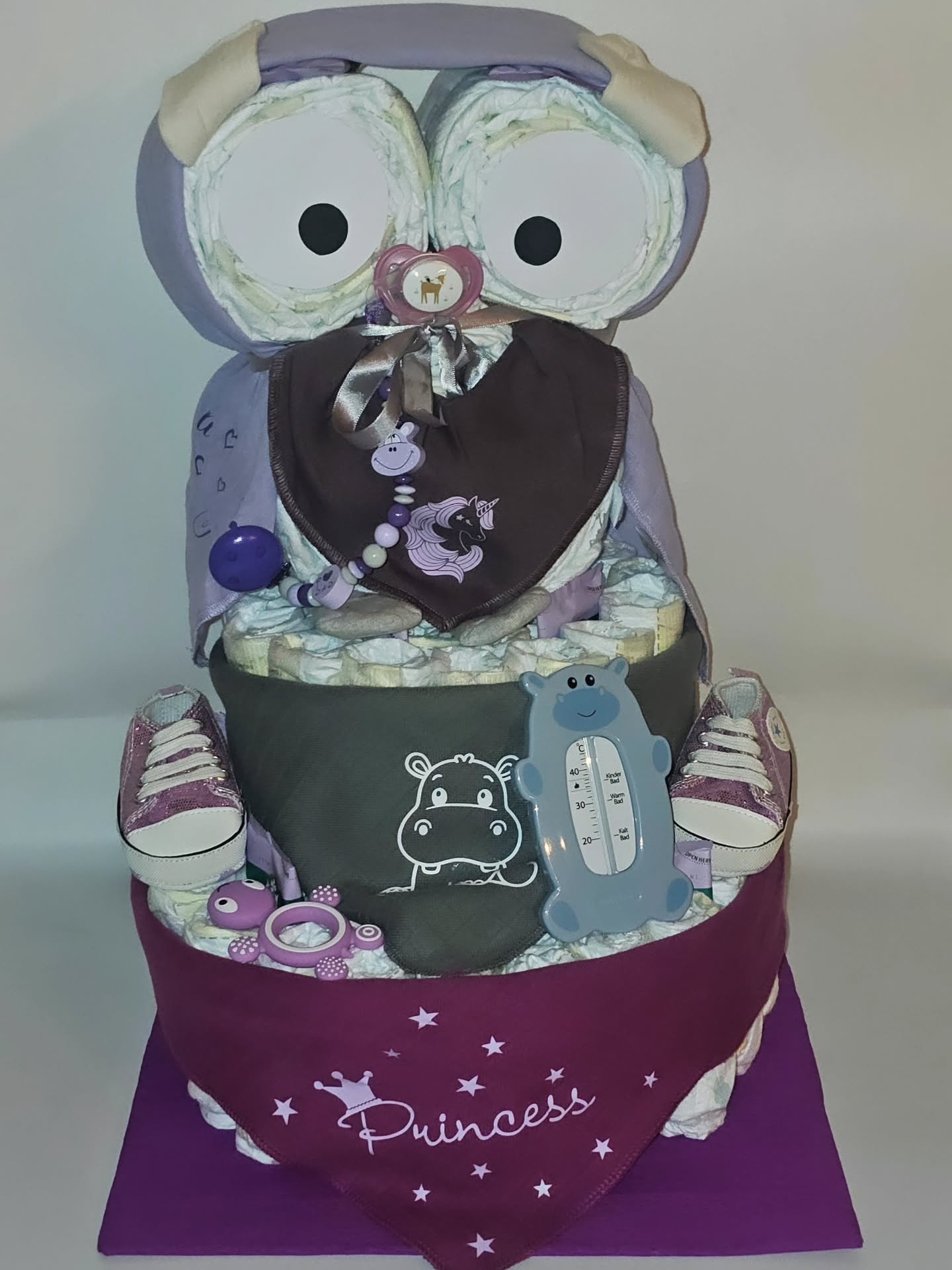 Welcome little Princess 👑 🦉💜
#windeltorte #windeleule #nuschi #dreieckstuch #nuggikette