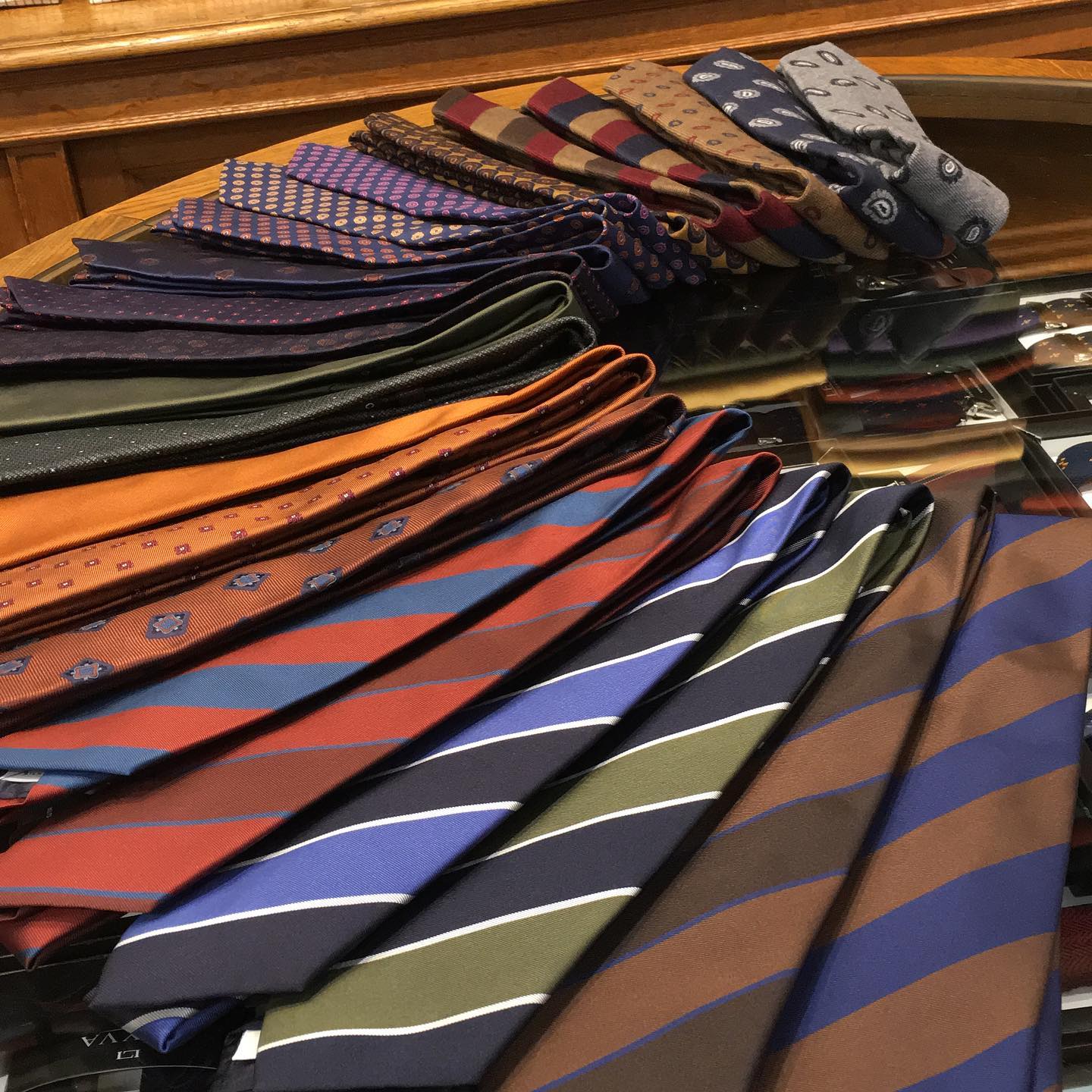 Une petite partie de notre nouvelle collection de cravates ! En provenance dâun de nos artisans italien đźđč #tie #cravates #italie #artisanat #sartorial #handmade #wool #regimental #accessoires #soie #comptoirdeschemises #paris