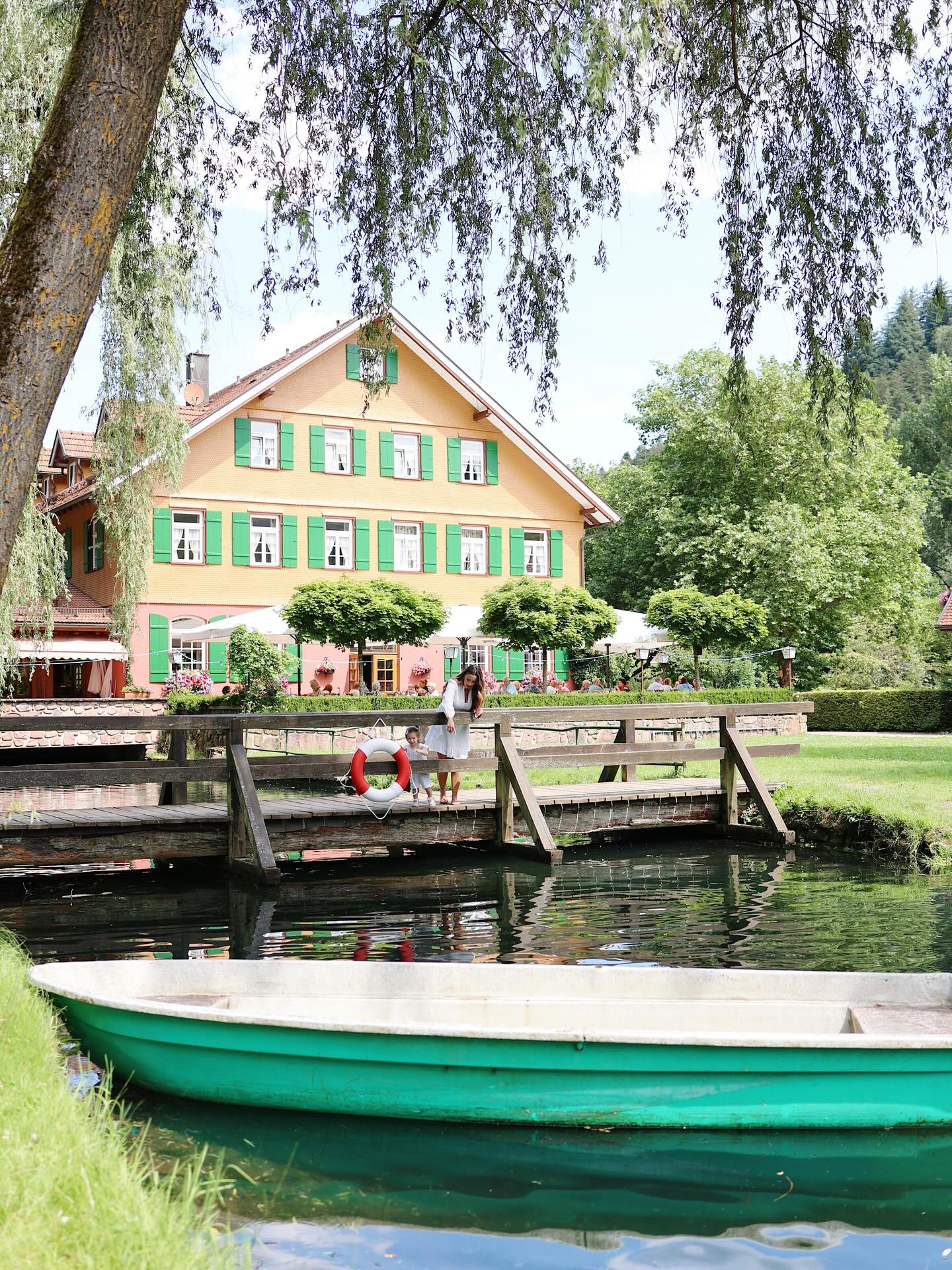 🌸 Wenn der Frühling den Schwarzwald zum Leben erweckt…
…gibt es keinen schöneren Ort als die Zur Alten Mühle.
Das sanfte Spiegeln des Wassers, der Duft frischer Blüten in der Luft und das leise Erwachen der Natur – bei uns wird dieser magische Moment zum unvergesslichen Genusserlebnis.
In unserem Feinschmecker-Restaurant verwöhnen wir euch mit zart zubereiteten Forellen, frisch aus unserem glasklaren Wasser – auf den Teller gebracht mit der ganzen Sorgfalt und Leidenschaft, die die Schwarzwälder Küche ausmacht. 🐟✨
Natur, die man schmeckt. Momente, die bleiben.
📍 Hotel & Restaurant Zur Alten Mühle | Schwarzwald
#ZurAltenMühle #Schwarzwald #Feinschmecker #FrischeForelle #Frühlingserwachen BlackForest Genusskultur NaturPur Schwarzwaldküche Auszeit