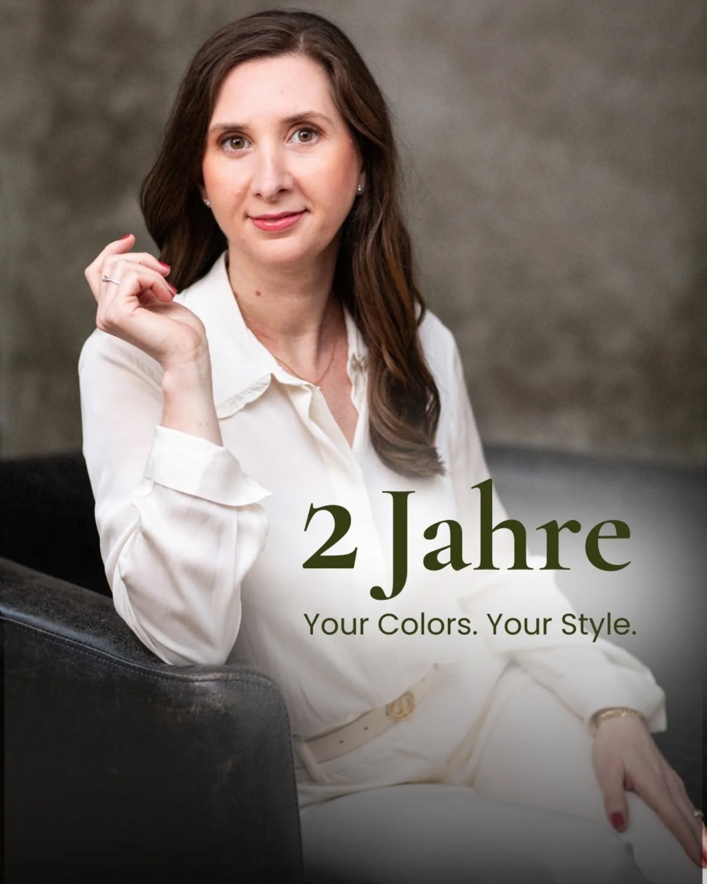 ✨ Zwei Jahre Your Colors. Your Style. ✨
Kennst du dieses Gefühl, wenn du in den Spiegel schaust und denkst: „Wow… du siehst richtig gut aus!“ und da ist dieses Strahlen in deinen Augen als könntest du alles erreichen, was du dir wünschst? 😍
Genau dieses Gefühl wollte ich allen Frauen schenken, als ich vor zwei Jahren die Your Colors. Your Style. Academy gegründet habe 💛
Sehr schnell habe ich gemerkt, dass meine internationalen Ausbildungen in meiner Heimat Brasilien sowie in Portugal und Deutschland – kombiniert mit den Image Identities nach David Kibbe und den Somatotypen nach Sheldon – meine Arbeit einzigartig machen.
Denn ich bringe eine neue Perspektive in die klassische Stilberatung👗✨
Seitdem habe ich knapp 1000 Frauen auf mehreren Kontinenten in Bezug auf ihren Körpertyp analysiert und vier Ausbildungsgruppen begleitet.
Frauen, die sich nicht nur für das Kaschieren oder reine Körperproportionen interessieren, sondern ein tiefes Verständnis der weiblichen Körperanatomie entwickeln möchten 🧠✨
Es ist immer wieder schön zu sehen, wie viele Stilberaterinnen meine Ausbildung absolvieren und trotz ihres Vorwissens ihren persönlichen „Aha-Moment“ erleben💡
In dem Moment, in dem sie wirklich verstehen, warum bestimmte Kleidungsstücke bei ihren Kundinnen harmonisch wirken – und andere eben nicht.
Wenn man die individuelle Körperanatomie einer Frau versteht, wird plötzlich alles logisch.
Es ergibt einfach Sinn 💛
Ich bin unendlich dankbar für all die Frauen, die mir ihr Vertrauen schenken🤍
Die mir ihre Unsicherheiten anvertrauen.
Die sich erlauben zu wachsen 🌷
Viele denken, Stilberatung sei oberflächlich.
Doch die Wahrheit ist eine andere.
Wir arbeiten mit tiefen Emotionen.
Mit dem Gefühl, nicht gesehen zu werden.
Sich verloren zu fühlen.
Sich selbst nicht mehr zu erkennen.
Und es ist wunderschön, wenn eine Frau sich wieder selbst erkennt, selbstbewusster wird
Und neues Vertrauen in sich entwickelt 💐
Danke, dass du hier bist und mir vertraust 💛
Von Herzen,
deine Fayana 🌷