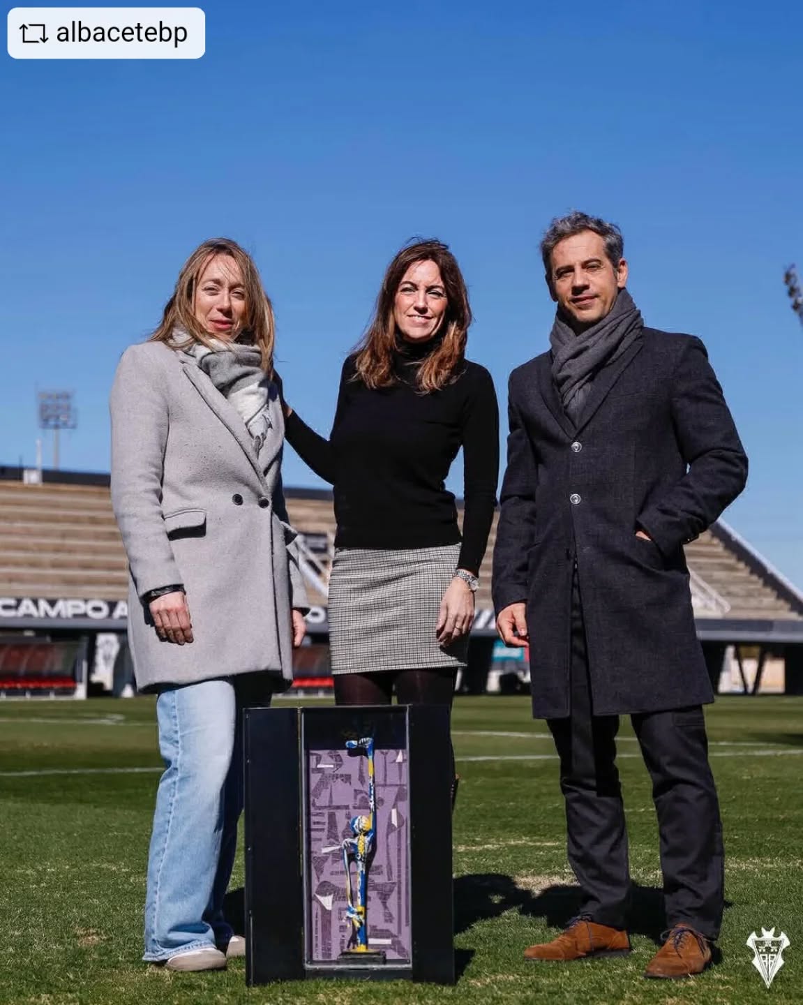 El arte limosnero de @santi_flores_ ha llegado hasta el Albacete Balompié de la mano de @coproyma 🤗
Durante un mes podemos presumir de tener esta obra de arte que empezó recorriendo toda España y que ahora está en nuestra provincia.
Prometemos cuidarla de manera muy especial😍
#art #sculpture #artelimosnero #albacete #escultura