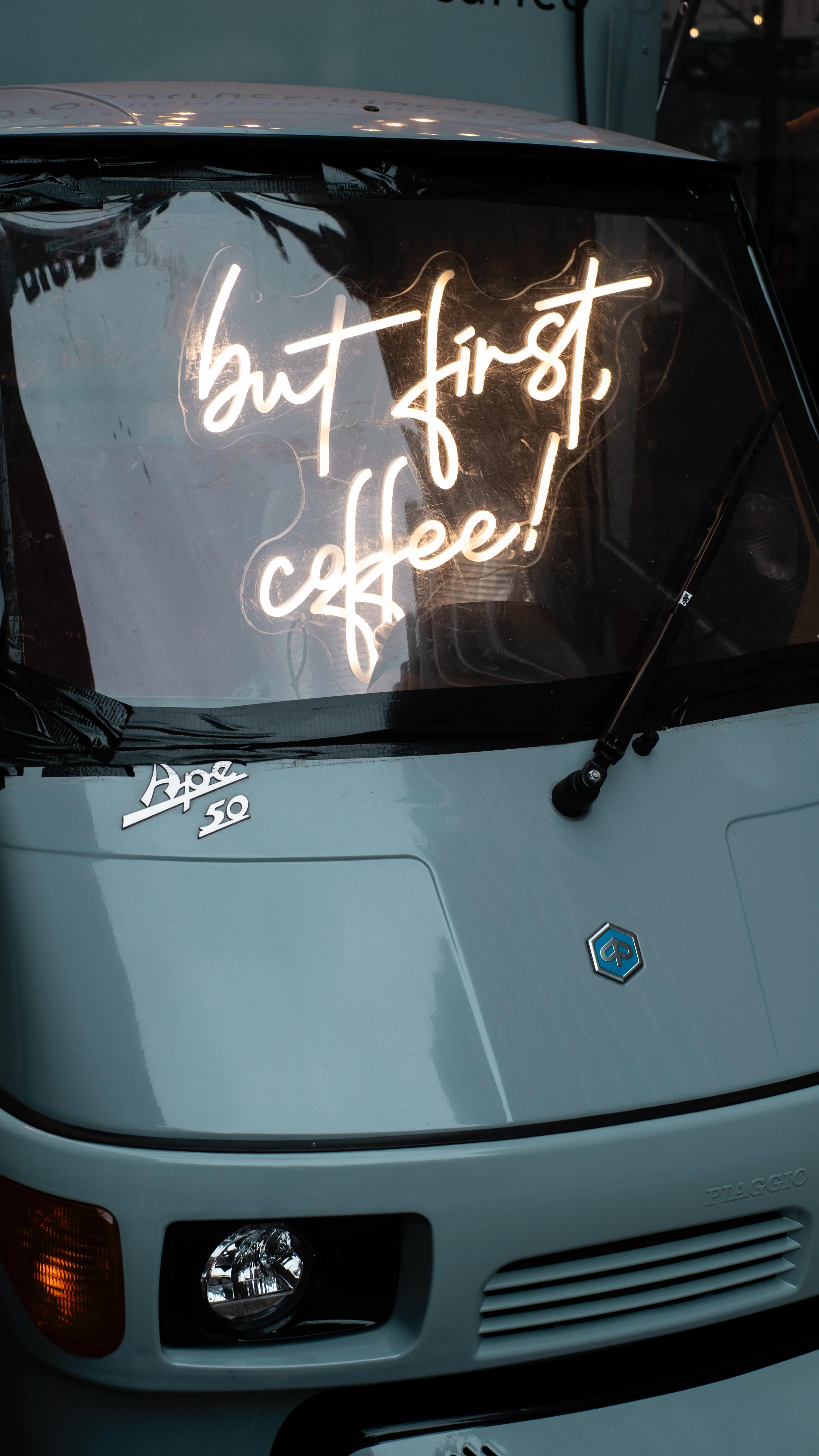 Es ist Donnerstag und die Vorfreude auf ein gemütliches Wochenende mit intensivem Kaffeeduft und einer Menge Frühlingsluft ist riesig ☕️✨
Was gehört für dich zu einem perfekten Wochenende dazu?
#slowmoments #coffeetablestyling #coffeelover #moccamaster