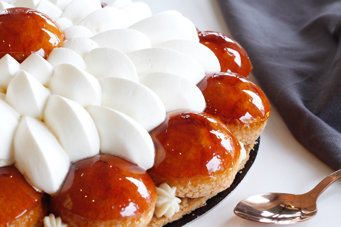 🤍 Le Saint-Honoré version Mi Cielo est de retour ce week-end. 🤍
À l’intérieur, un cœur de dulce de leche, généreux et parfaitement équilibré.
Une pâtisserie tout en textures, entre légèreté et profondeur.
Disponible en 6 ou 8 personnes, sur commande.
Un classique de la maison.
Et l’un de vos préférés.
www.micielopatisserie.com
#micielopatisserie #sainthonore #pastry