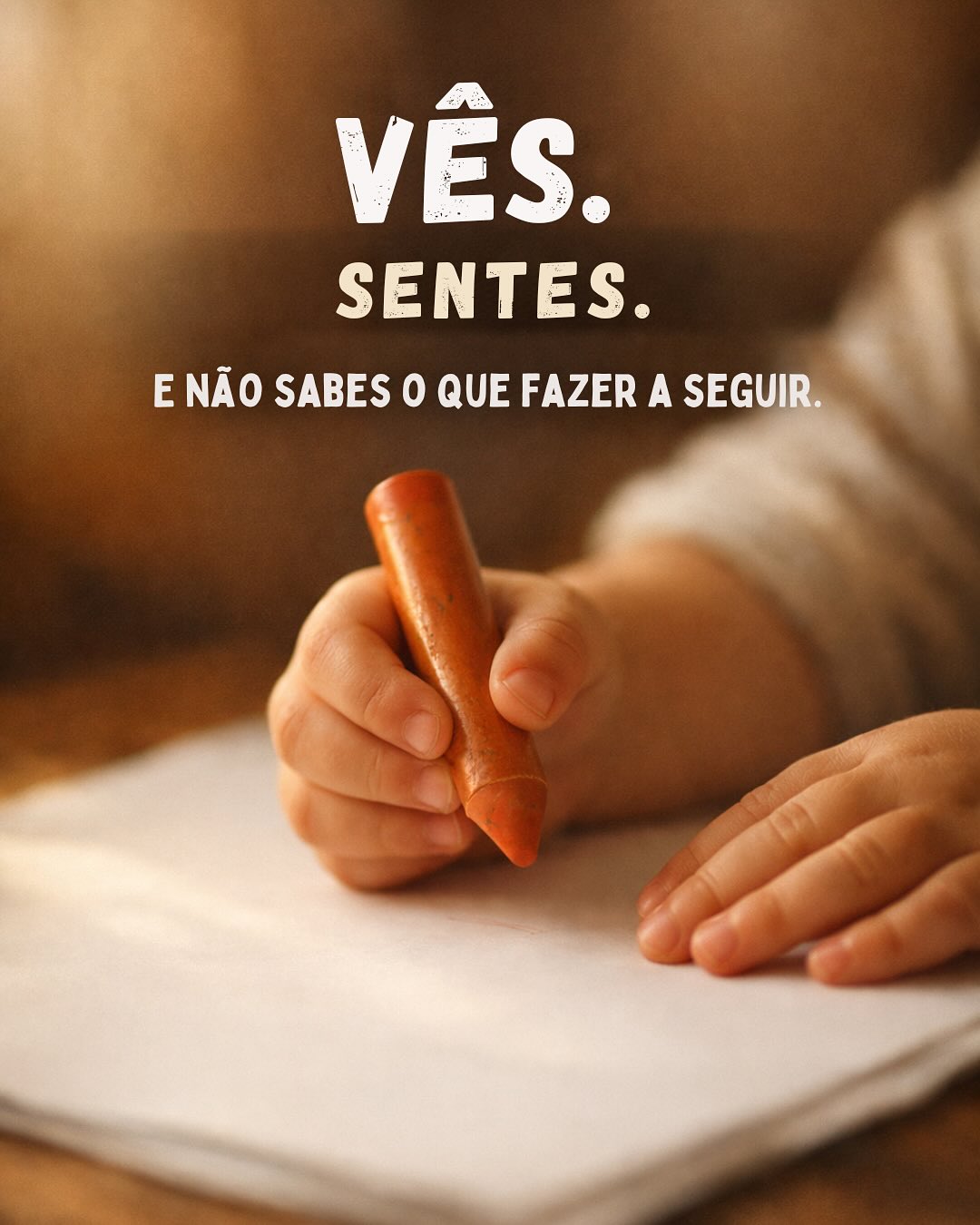 Nós sabemos que parece que basta a experiência.
Que depois de anos a acompanhar crianças, o olhar já é suficiente. Que a intuição de um bom educador fala por si.
E fala. Acredita que fala.
Mas há um momento em que a intuição não chega e esse momento chega sempre. Na reunião com os pais. Na justificação para a coordenadora. No relatório de transição que tem que convencer quem nunca esteve na sala.
É aí que a linguagem importa.
Não para substituir o que sentes. Mas para dar forma ao que já sabes de uma forma que os outros consigam receber.
A diferença entre um educador que vê e um educador que consegue fazer ver os outros não é talento.
É conhecer o mapa interno da criança.
O seu desenvolvimento. Os seus sinais. O seu tempo.
Isso ensina-se. E nós ensinamos.
Do Gesto à Letra · 5ª edição 💛
Online · 7 e 21 de Março
Se gostavas de decifrar este mapa, escreve MAPA nos comentários. 💛