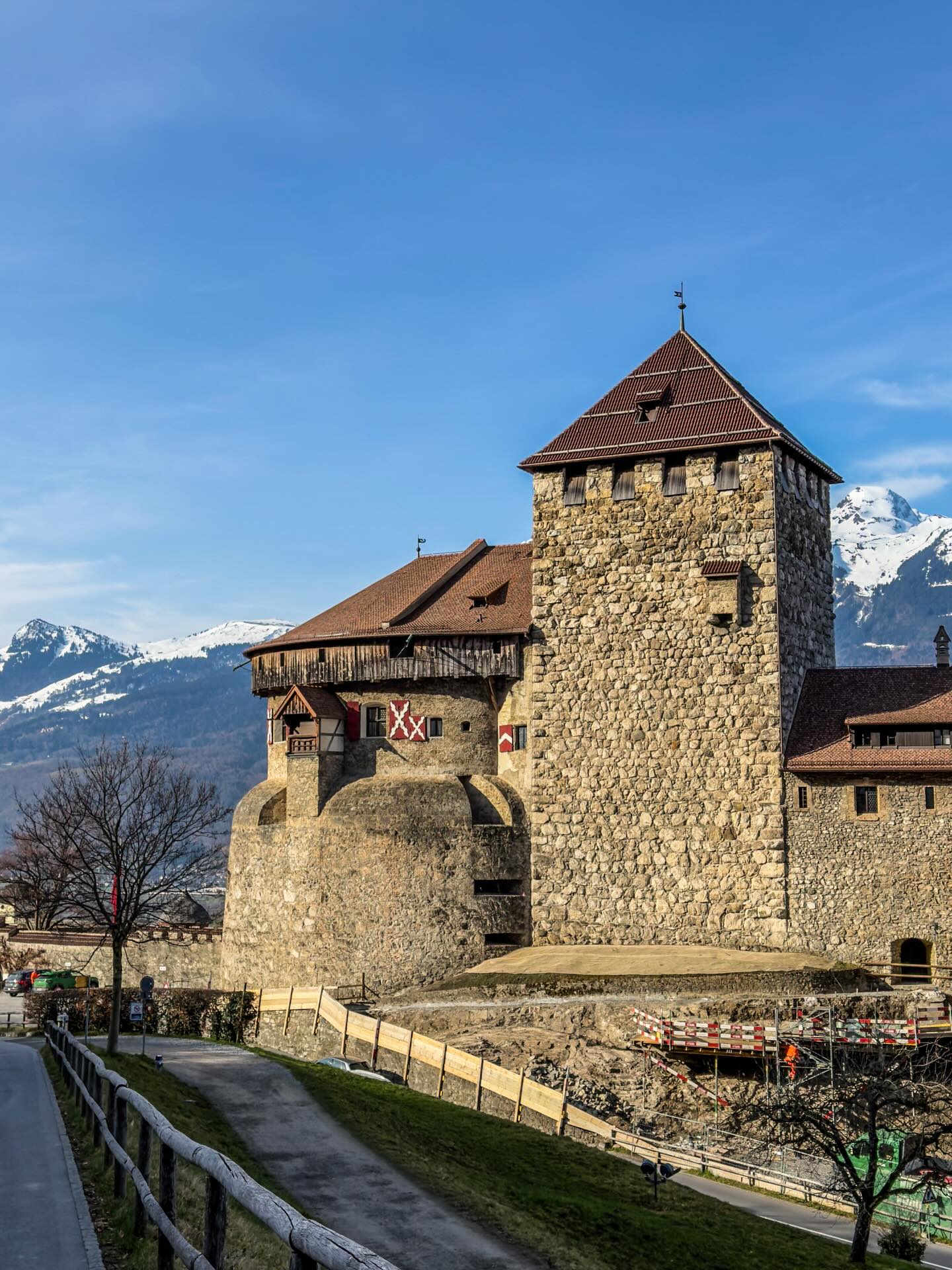 Fuldmånen viste vej hele vejen fra færgen i Rødby til København 🌕
Fire dages roadtrip fra Sicilien til Danmark er ovre ⛴️💨🚗 … fantastisk morgen i lille Liechtenstein, hvor vi faldt i snak med en lokal over morgenkaffen, kartoffeløl på KartoffelHaus i Göttingen, hvor det lykkedes os at slippe ud af vores Escape Room Airbnb (selvom vi ikke løste gåden), produktivt møde i Hannover, og nu slapper vi af i sofaen til en film i Saras hyggelige lejlighed 🙏🏻♥️
De næste par dage byder på børn og børnebørn, og min dejlige mors 80 års fødselsdag. Livet er godt 🥰
#ontheroad #liechtenstein #gottingen #hannover #københavn