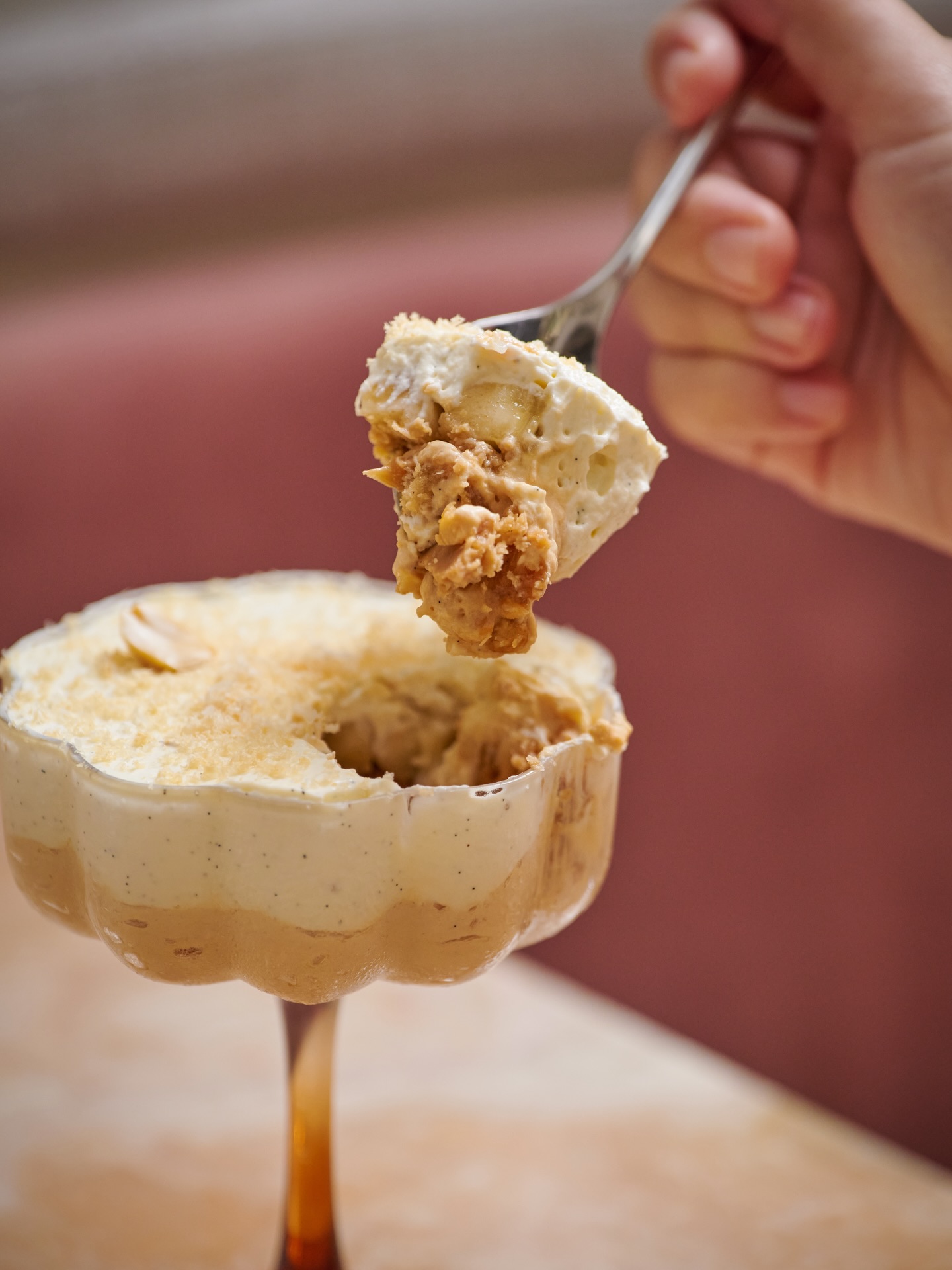 Discover quiet luxury at Medora with this spoonful of Banoffee Trifle 🥄✨
You may view our latest menu offerings on our official website.
☎️ +852 2711 8088
🌐 www.medora.hk
📍G/F, 111 Wellington St, Central
#medorahk #chefvickycheng #鄭永麒