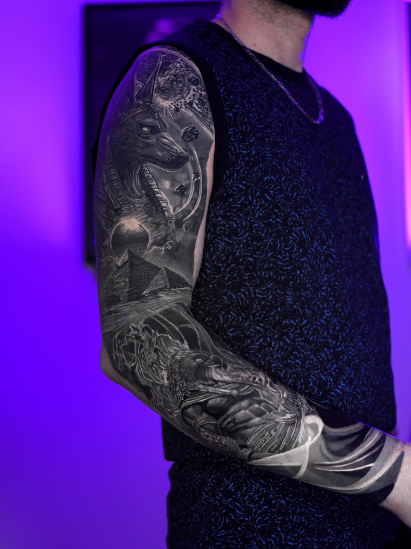 👁️ Projet réalisé en quatre journées de travail.
Nous avons d’abord construit la partie supérieure du bras — du coude à l’épaule — qui est aujourd’hui entièrement cicatrisée.
Puis nous avons poursuivi avec la zone du coude jusqu’au poignet, fraîchement réalisée.
Un projet qui nous a permis d’explorer un niveau de détail très poussé, grâce à une peau idéale pour travailler les contrastes, les textures et la profondeur.
La thématique égyptienne trouve ici toute sa force, en s’adaptant naturellement aux volumes du bras pour créer une pièce puissante et cohérente.
Très heureux de la direction artistique et du résultat obtenu sur ce projet.
Mon agenda reste ouvert pour les prochains mois.
📲 Pour discuter de votre projet, vous pouvez m’écrire en message privé ou réserver directement un appel vidéo via mon site web (lien en bio).
•
•
•
#tatouage #tattoorealism #blackandgrey #egyptiantattoo #tattooartistfrance