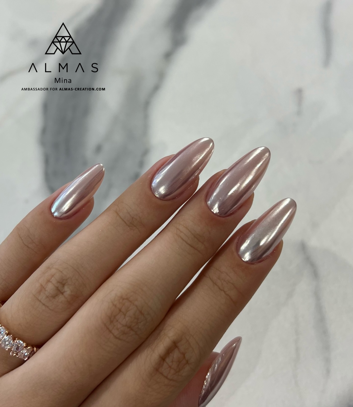 De simples mariages font parfois des miracles… quel est pour vous le meilleur combo entre un gel de construction et un pigment? ⬇️
Sur sa pose de forme amande, Mina a mélangé le builder Candy Pink avec le pigment en poudre Moonlight 2.0. Le résultat est d’une élégante sobriété et offre un rendu adapté en toute situation! 💕
#chromenails #chromenail #pigmentnails #pinknails #almondnailshape