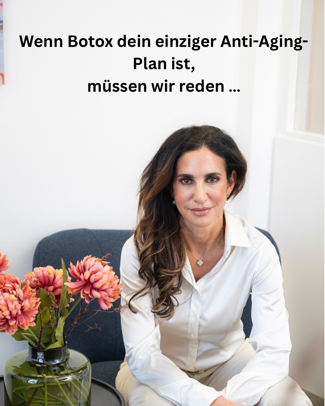 Ich liebe Ergebnisse, die keiner „gemacht“ nennt – sondern nur:
„Du siehst irgendwie richtig gut aus… was hast du gemacht?“ 😌
Botulinumtoxin ist dafür oft ein super Baustein.
Aber: Wenn wir nur an einer Stelle drehen, fühlt sich das Ergebnis manchmal nicht komplett an.
Weil das Gesicht nicht nur Falten hat – sondern Struktur, Hautqualität und Spannkraft.
Deshalb plane ich immer multimodal – passend zu deinem Gesicht, deinem Alltag und deinem Tempo.
#ästhetischemedizin #aestheticmedicine #natürlicheergebnisse #naturalresults #neuromodulation