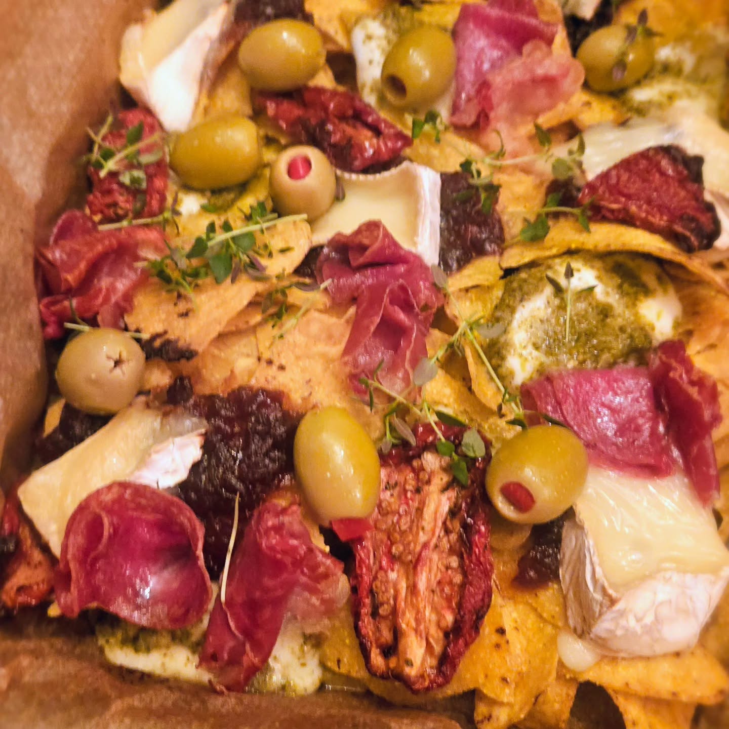 Now I'm sure there is probably some fancy arsed way of presenting these extra loaded Charcuterie Board Nachos a little more prettily, but what counts here is these warm, cheesy nachos loaded with camembert, pesto mozerella, caramelised onion chutney, sun dried tomatoes, olives, salty salami and copper nostrana, are pretty damn tasty! ... Warm, cheesey nachos and a charcuterie board combined, two of my favourite things in life ... The dish I never knew I needed until now ... What's not to love ?? 🩷
#nachos #charcuterie #charcuterieboard #foodporn #foodiesofinstagram🍴