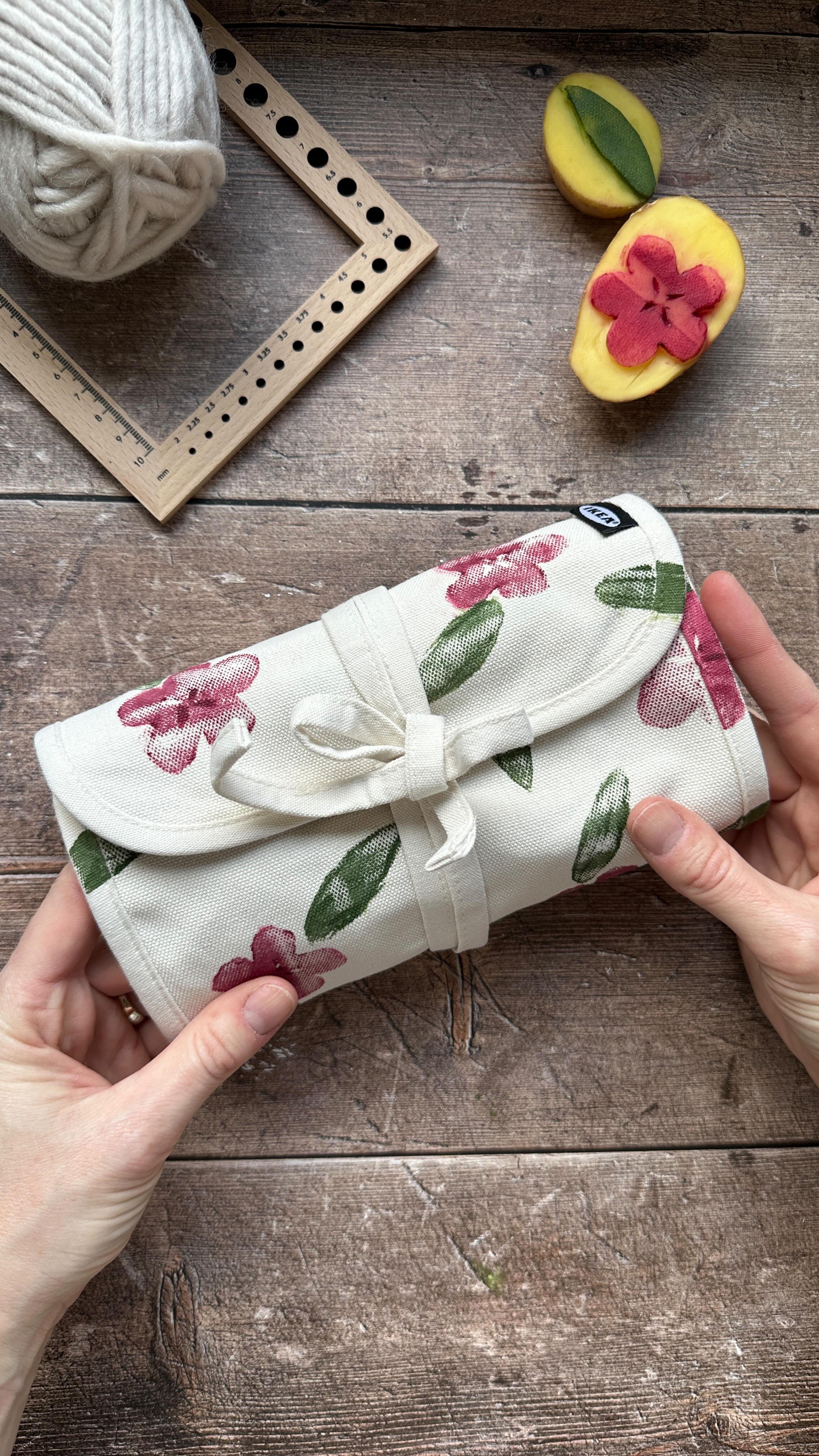 ✨ IKEA-Hack — neu entdeckt 💛
Dieses Reel ist zwar schon etwas älter, aber die Idee wollte ich unbedingt noch einmal mit euch teilen.
Ich habe mich damals mit dem Rollmäppchen SOLFÅGEL kreativ ausgetobt. Die helle Stofffläche eignet sich nämlich perfekt zum Verzieren — und ich hatte große Lust, mal wieder Kartoffeldruck auszuprobieren 🥔🎨
Inzwischen nutze ich das gestaltete Mäppchen
für meine Strickutensilien 🧶
Wie gefällt euch das Ergebnis? 💫
Unbezahlte Werbung