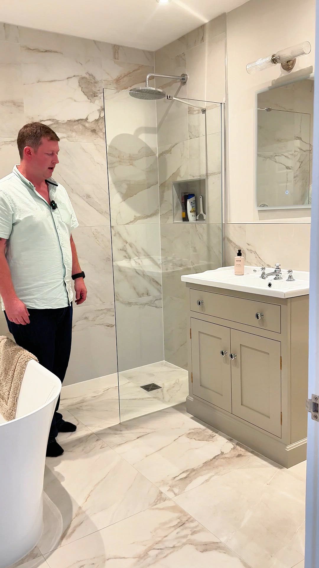Cabinetry isn’t just for the kitchen. In the bathroom, it does more than hide the plumbing, it creates a vanity corner that’s genuinely beautiful. A space that makes you pause.
And smile. #BespokeDesign #KitchenInspo #InteriorDesign #ModernLiving