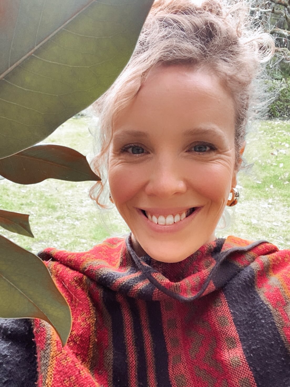 • À CELLE D’IL Y A 30 ANS •
Tu avais 4 ans, petite fille aux boucles dorées qui promenait sa poupée dans les pâquerettes de ce jardin.
Tu ne savais pas tout ce qui t’attendait.
Tomber amoureuse.
Des études en art.
Te marier.
Attendre des années que ton ventre porte une jolie nouvelle.
Divorcer et pleurer de désespoir.
Retomber amoureuse.
Croire en un heureux renouveau.
Chanter.
Voir tout s’effondrer.
Devenir maman célibataire.
Aimer ton petit garçon de tout ton coeur et faire preuve d’une patience infinie qui te surprend toi-même.
Créer de jolies choses et te sentir étriquée dans un quotidien d’enseignante qui ne t’offre pas la liberté d’explorer autant que tu le souhaiterais.
Continuer de chanter.
De danser.
D’aimer.
Et parfois ne plus y arriver.
Être trahie.
Continuer, toujours continuer d’y croire.
Sourire encore.
Se rappeler de ses erreurs passées.
Avoir du mal à se pardonner.
Et petit à petit, y arriver.
Oui chère petite fille, le temps passe et les traces d’expressions s’installent au creux des yeux.
Mais quelle chance de pouvoir, 30 ans plus tard, toujours pouvoir te ressourcer dans ce jardin.
Y regarder les saisons qui se succèdent.
Déposer une pâquerette sur l’avion de ton petit garçon.
Prendre dans les bras ceux qui te sont si chers.
C’est si précieux.
Et éphémère aussi…
Profitons de chaque instant de bonheur qu’il nous est offert de vivre.
Faisons confiance que nos prières sont entendues et que du magnifique nous attend.
❤️