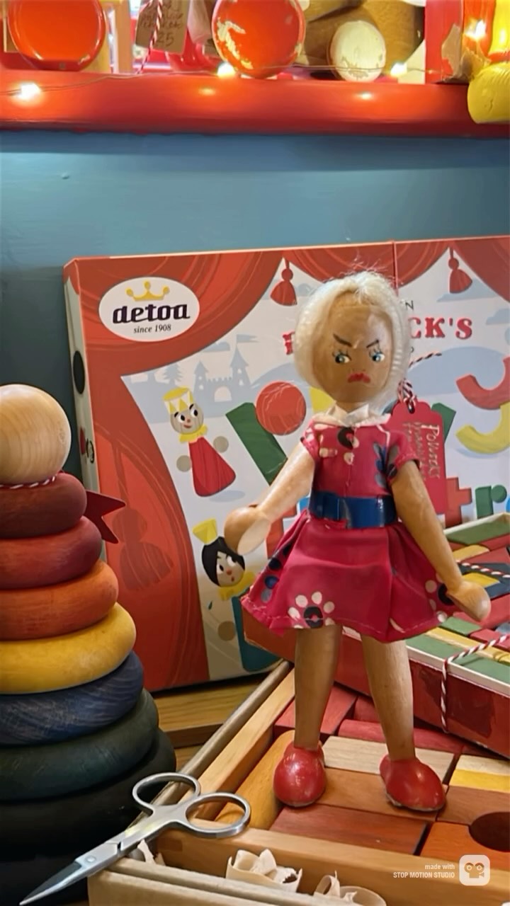 Episode 2…
Warning…dolls behaving very badly…and don’t try this at home
Polly has had enough so is taking the matter into her own ( round wooden) hands with slightly alarming results…
No dolls were actually harmed in the making of this video. And are all best friends again….
… until next time anyone dares to cross Polly the Top Joli Polish Peg Doll..
#polishpegdoll #woodendoll #folkartdoll