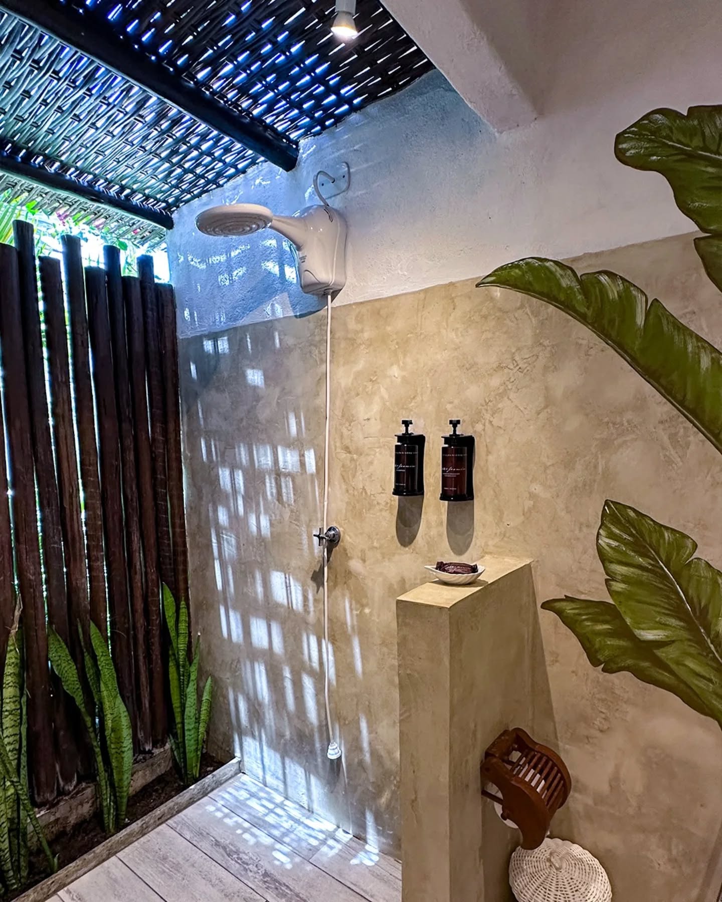 A Pousada Rigatoni oferece um chuveiro integrado que transforma o momento do banho em uma experiência de conexão com o ambiente.
.
.
#clubdepraia #rigatoni #beachclub
#destinosbrasileiros #carnaval2026