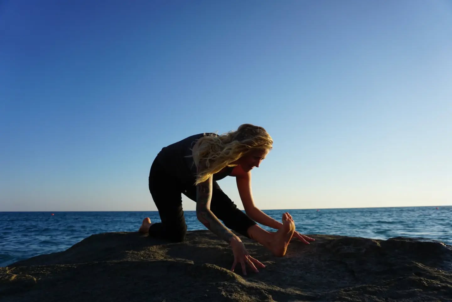 Ardha Hanumanasana | halber Spagat 🐒
Hanumanasana ist eine Übung der Hingabe. Während dieser Asana sollte der Atem ruhig, gleichmäßig fließen und wenn du gerade erst beginnst diese Asana zu üben, lohnt es sich langsam vorzugehen und mit zwei Blöcken zu praktizieren.
- Dehnt die Oberschenkelrückseite
- Öffnung für den Hüftbeuger
- Stärkt die Fähigkeit, über sich selbst hinauszuwachsen
- Fördert die Geduld & Hingabe
.
.
#yogawellbeing #inbelance #yogaallday #hanuman #asanapractice #yoga #inhaleexhale
