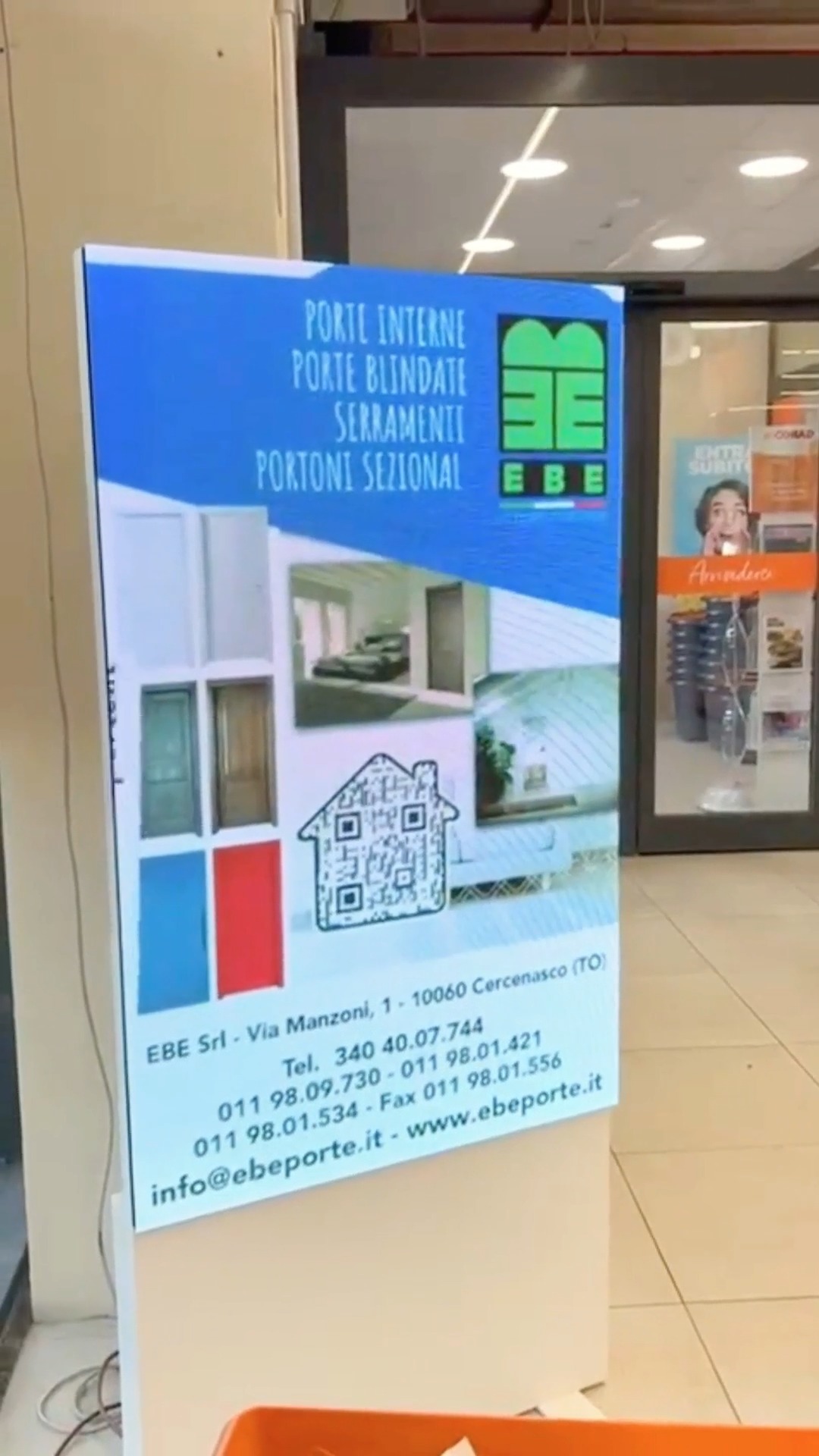 Ci hai "beccati" mentre facevi la spesa? 🛒👀
Siamo arrivati anche al Conad di Cavour (TO)! 📍
Il nostro obiettivo è essere sempre più vicini a voi, non solo online, ma anche nella vostra quotidianità.
Se passi di qui per la spesa, alza lo sguardo: potresti vedere le nostre porte, i nostri serramenti, i nostri prodotti passare sugli schermi.
Essere presenti sul territorio per noi significa garanzia e fiducia. Ci mettiamo la faccia, ovunque.
Tu ci hai già visti? Scrivicelo nei commenti! 👇