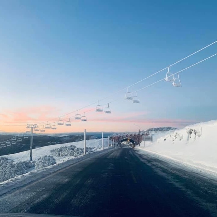 No lifts, but there’s still fun to be had!
PLEEEEEASE don’t forget small businesses at Mt Hotham are still open.
@snowmonkeyshop @hoys_skis @generalmthotham @alpine_nature_experience @hothamlodges @alpineaccommodation @hothamalpineresort @mt.hotham.accom @misssnowitall