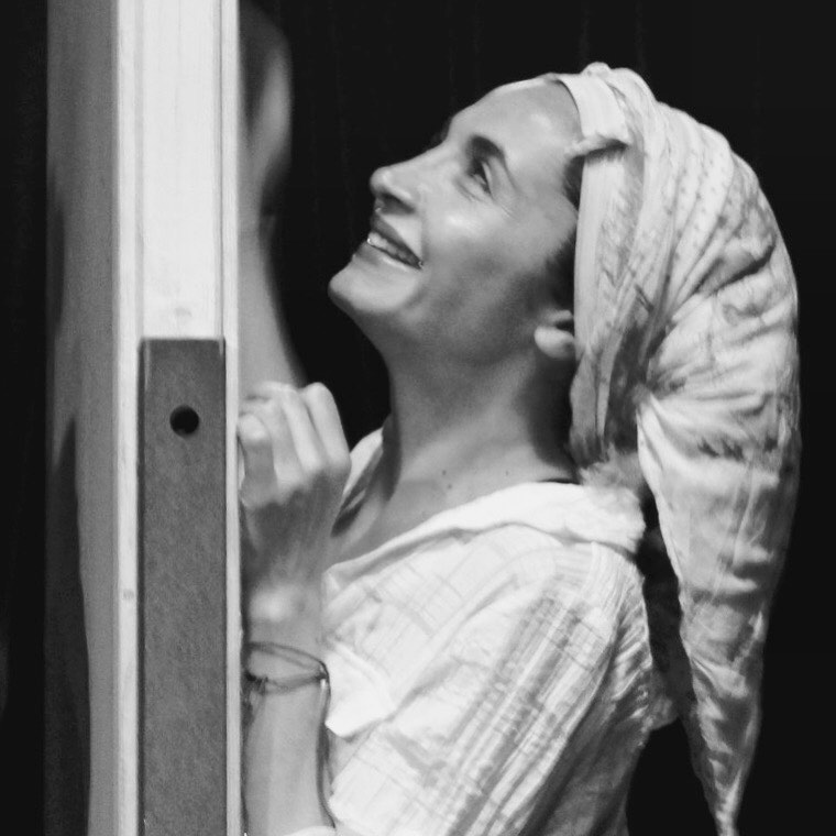 Une demande en mariage - Tchekhov - L’amour se cache derrière une porte.
......... #theatre #compagnie #tchekhov #unedemandeenmariage #residencedartistes #lesdeferlants #theatrederue #evenement #chateauduguildo