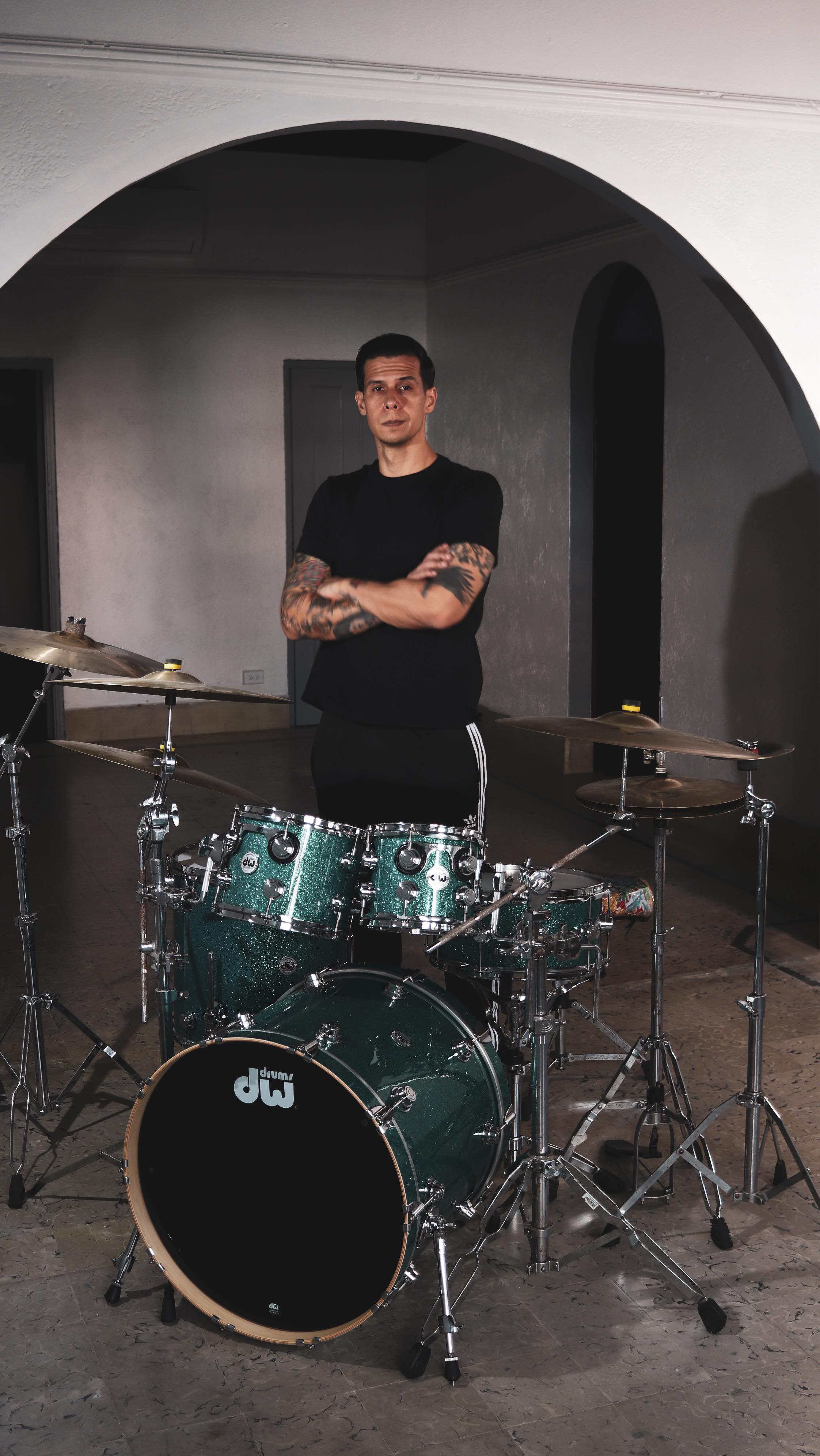 “En la Nave” es un tema que compuse y grabé en 2017. Toqué todos los instrumentos y cada toma fue registrada en un solo take. Probablemente sea la composición que más me gusta de todas las que he escrito. El tema arranca con un solo de batería porque en mi opinión, deben haber más temas que empiezan así.
Soy un gran fan de la literatura pulp de ciencia ficción, y esta pieza nace como un tributo a la obra de uno de mis autores favoritos, Frederic Brown, especialmente como una especie de continuación de “Angels and Spaceships”.
El tema narra la experiencia de un niño que despierta dentro de una nave desconocida, rodeado de extraterrestres, después de haber sido abducido. Ellos le revelan sus planes de destruir el planeta Tierra. De repente, el niño despierta en su cama sin saber si todo fue un sueño, pero queda profundamente aterrado y con una información que siente que debe compartir pero no sabe si puede o debe.
El video fue realizado con una gropro en el estudio y editado por mi talenstoso amigo @eviljoei
Los dibujos fueron hechos por mi hijo Santiago cuando tenía 5 años. Le conté la historia del tema y el creó las ilustraciones.
#drumlife #drums #drummerworld #drumstagram #drummer #drummerlife #zildjianfamily #drum #bateristas #punkdrummer #punkrock #drumchops #drumsolo
#