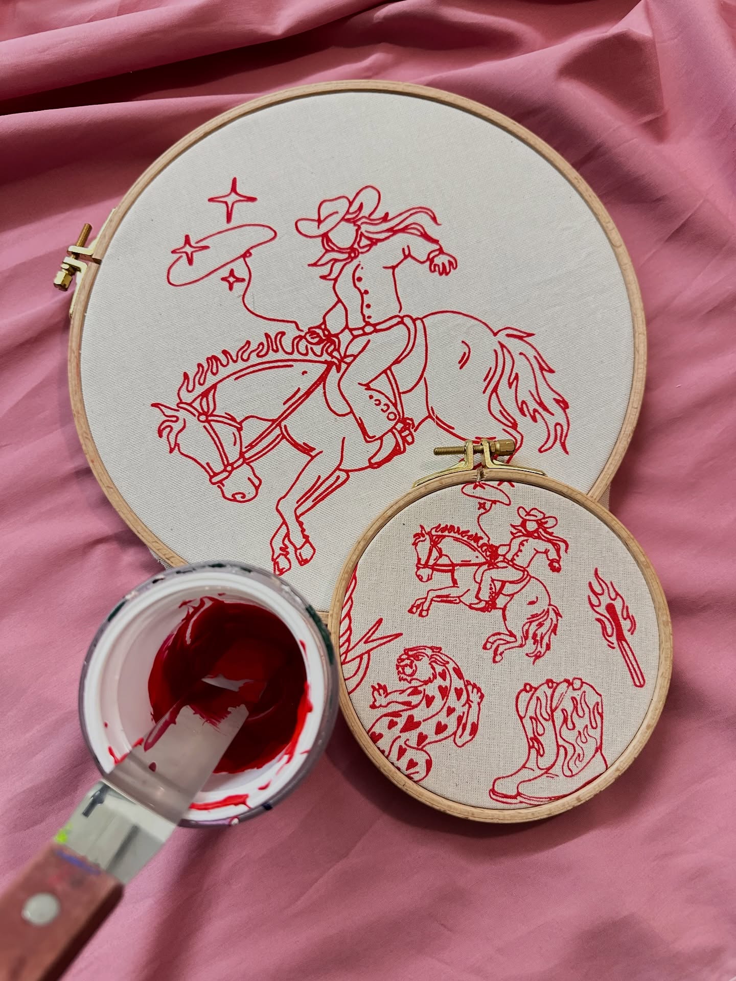 Mit den neuen Motiven gibts gleich noch ein paar neue Workshop Termine für euch. Wie immer könnt ihr natürlich für Gruppen ab 3 Personen auch zusätzliche Termine anfragen.
|
#siebdruck #workshop #diy #jenakreativ #freudeamselbermachen #newdesign #jena