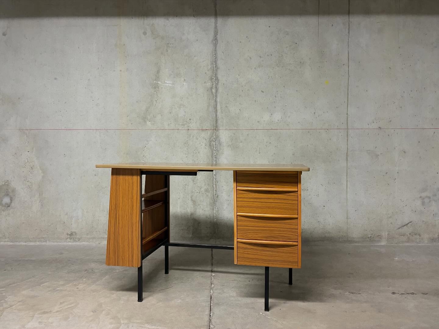 Bureau moderniste chêne formica et métal #bureaumoderniste #bureauformica #bureauchene #bureaumetal #bureauvintage