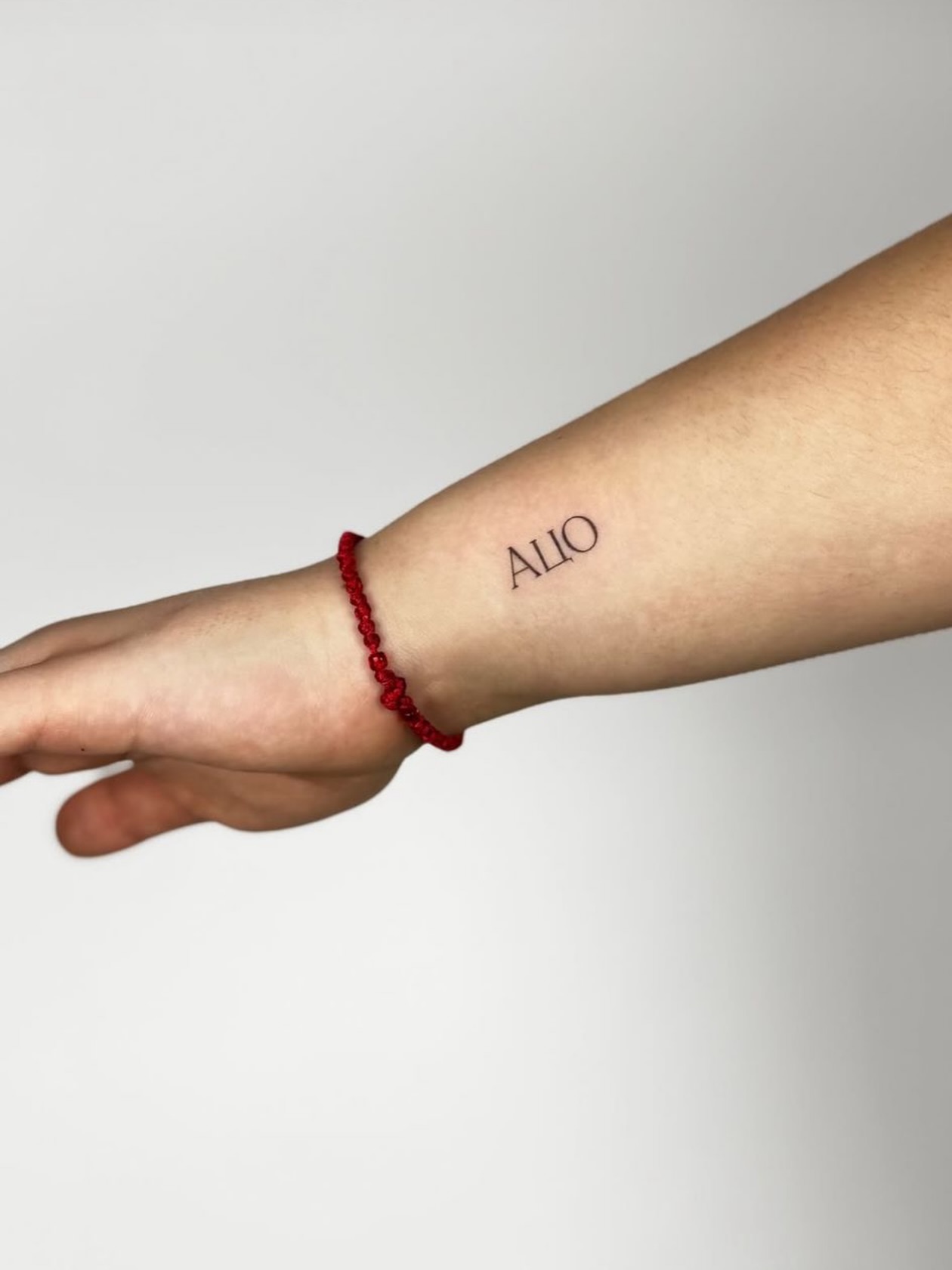 Ein Name, der bleibt – für jemanden, der immer nah ist.
Gestochen von @ink.by.leonie