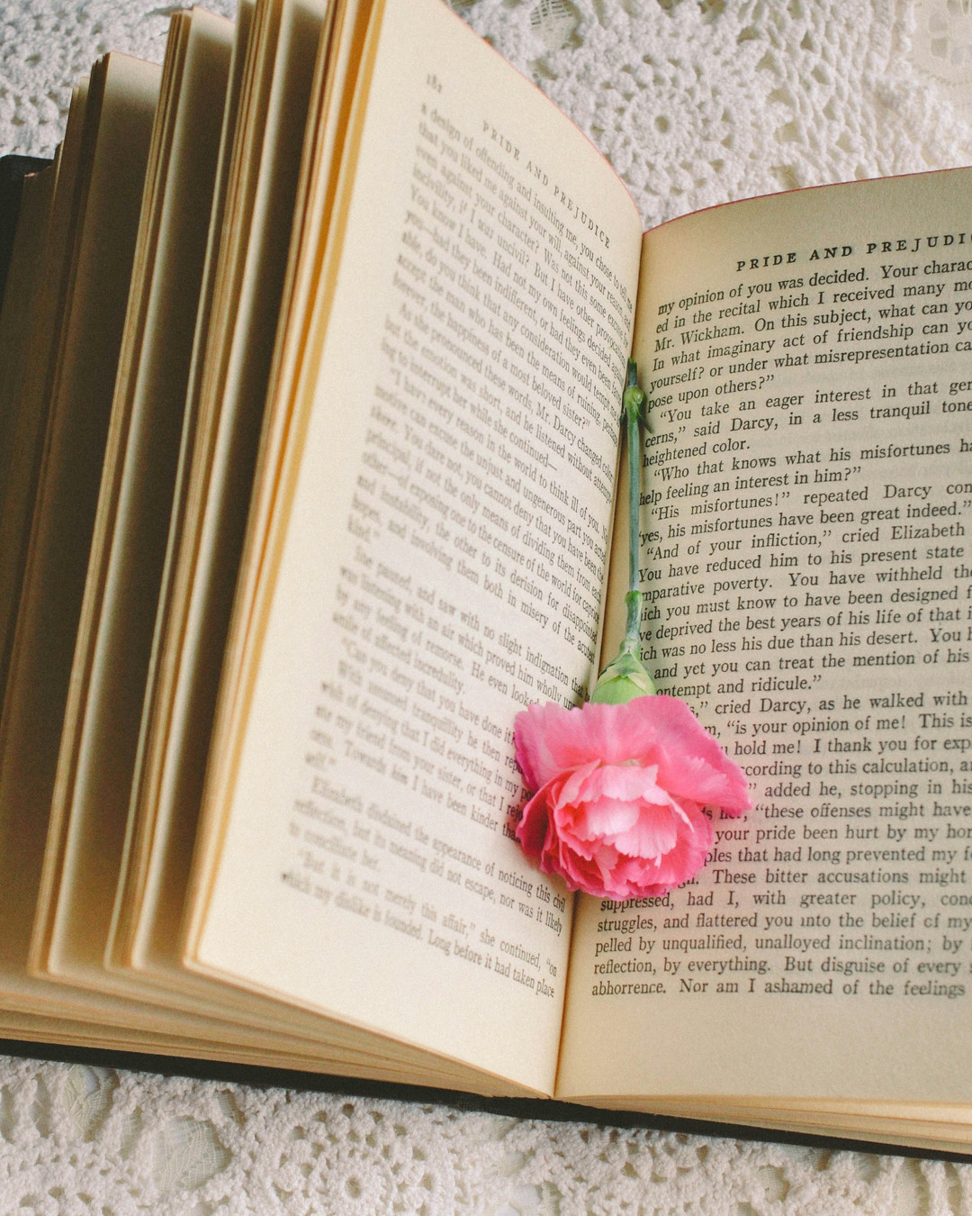 Why buying vintage books in the UK feels like a little time-travel adventure. ✨📚 Learn how to spot rare editions, decode condition notes, and find trustworthy sellers. Link in Bio
#VintageBooks #Bookstagram #BookCollectors #AntiqueFinds #VintageFinds #ReadingNook
