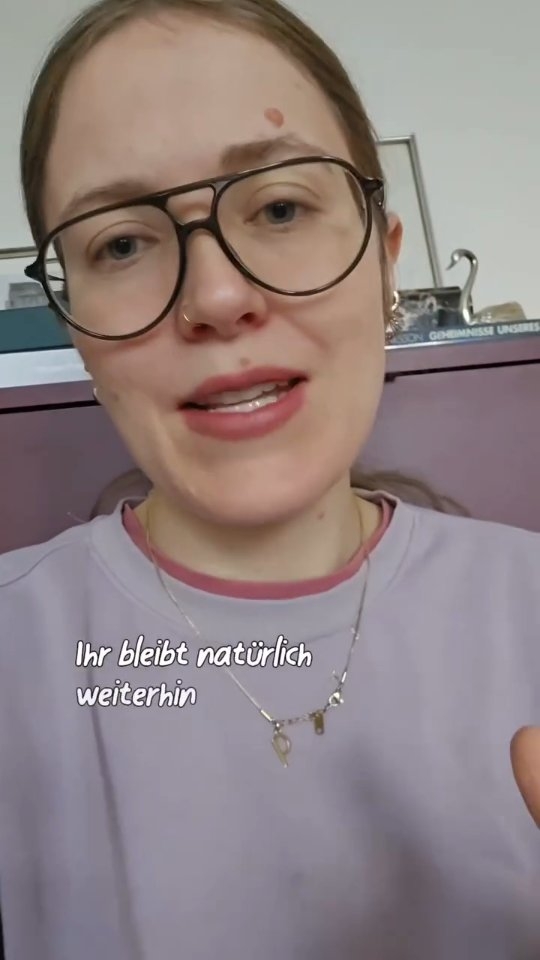 Euer Kind muss sich nicht sofort beruhigen - wichtig ist, dass ihr es gut durch diese Gefühle begleitet und adäquat Co-Regulation anbietet. Achtung: Häufiger stößt man in der Schlaf-Bubble auf den Begriff "begleitetes Weinen" - oft finden sich dann Schlaftrainingsmethoden, wo die Co-Regulation eingeschränkt wird. Wenn ich von Begleitung spreche, ist mit ganz wichtig, dass ihr körperliche Nähe nie vorenthalten müsst! Es gibt ein "zu viel" an Co-Regulation - nur ein "zu viel/zu schnell" an verschiedenen Strategien.
Und: mit der immer gleichen Strategie meine ich, dass ihr eben z.B. wenn ihr euer Kind ohne Stillen/Schnuller o.ä. begleitet, einen konsistenten Weg geht. Natürlich dürft ihr weiterhin das Stillen/Schnuller etc. nutzen - es geht also um eine Konsistenz INNERHALB einer Regulationsmethode. Es ist durchaus sehr hilfreich, MEHRERE Methoden an der Hand zu haben :)