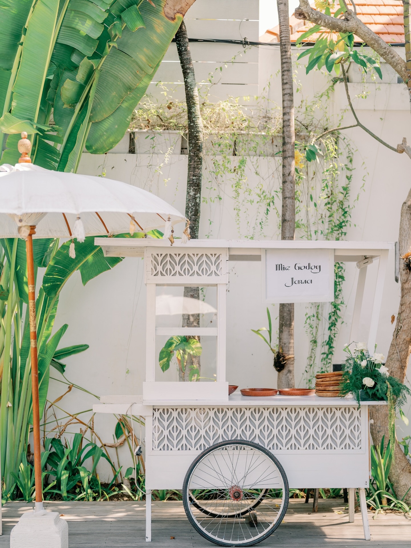 Food carts at weddings are our favourite kind of energy.
They create that relaxed, market style vibe where guests are up on their feet, wandering over for a bite, chatting under the wedding lights, bumping into someone they haven’t seen in years.
There’s something so nice about watching it unfold, seeing someone going back for seconds, kids hovering nearby, your friends gathered around a cart with full plates and big laughs.
It feels generous.
It feels warm.
It feels like Bali.
#baliwedding #foodcarts #wedding #weddingbali