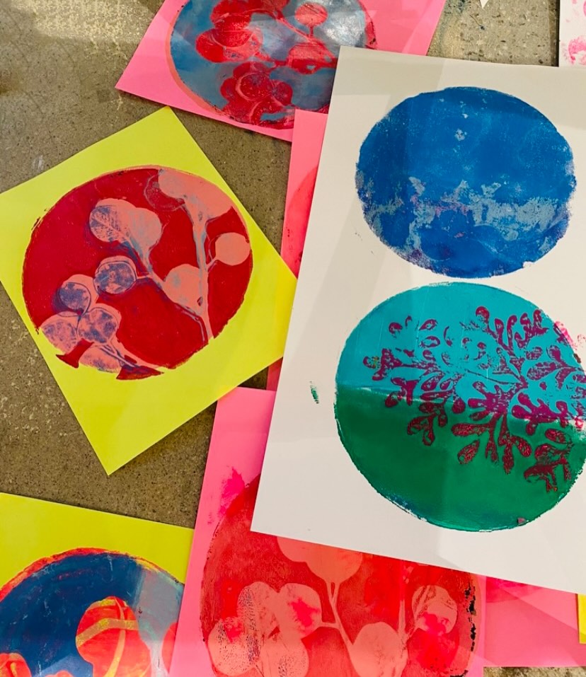 Our favorite workshop is here with a new twist - Botanical Gelli Printing with @eisroughdraft
February 28th Saturday 1:00-4:00
This workshop will focus on plants flowers sticks bark leaves and more to create patterns and mono prints on paper!
come and join us for a wonderful afternoon!