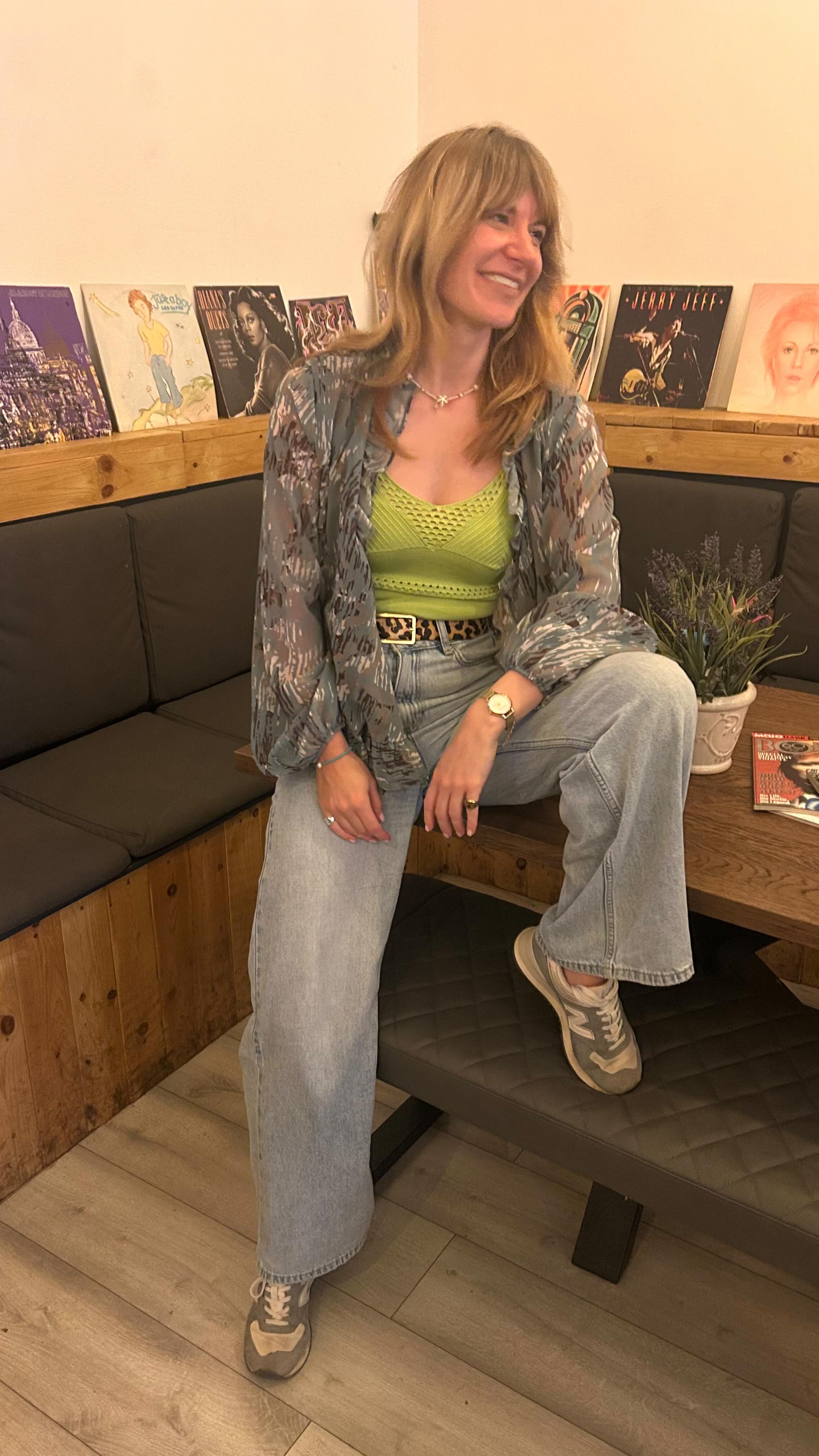 COFFEE AND JAMMING ☕️🎤🎸🎸✨
Nothing finer than drinking coffee at my favourite coffee shop @no.8_caffe in Stony Stratford and jamming with my buds @ant.king.12 on bass and Andy Fenton on guitar! Just lush.
If you’re looking for a vibing spot then @no.8_caffe is the place. ❤️
Sarah x
.
.
.
.
.
.
.
#sarahjonesjazz #jazzsinger #jazzvocalist #stonystratford #miltonkeynesbusiness