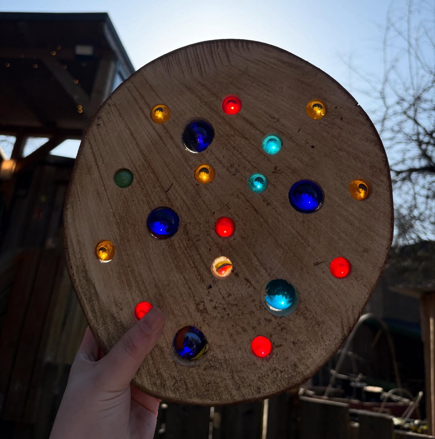 Bei uns ist der Frühling eingekehrt und unser neues Thema Farben startet jetzt so richtig durch. In nächster Zeit wird experimentiert, erforscht und gestaunt. Auch 2 Projekte starten parallel zu diesem Thema mit unseren Schukis und unseren Mittleren Kindern.