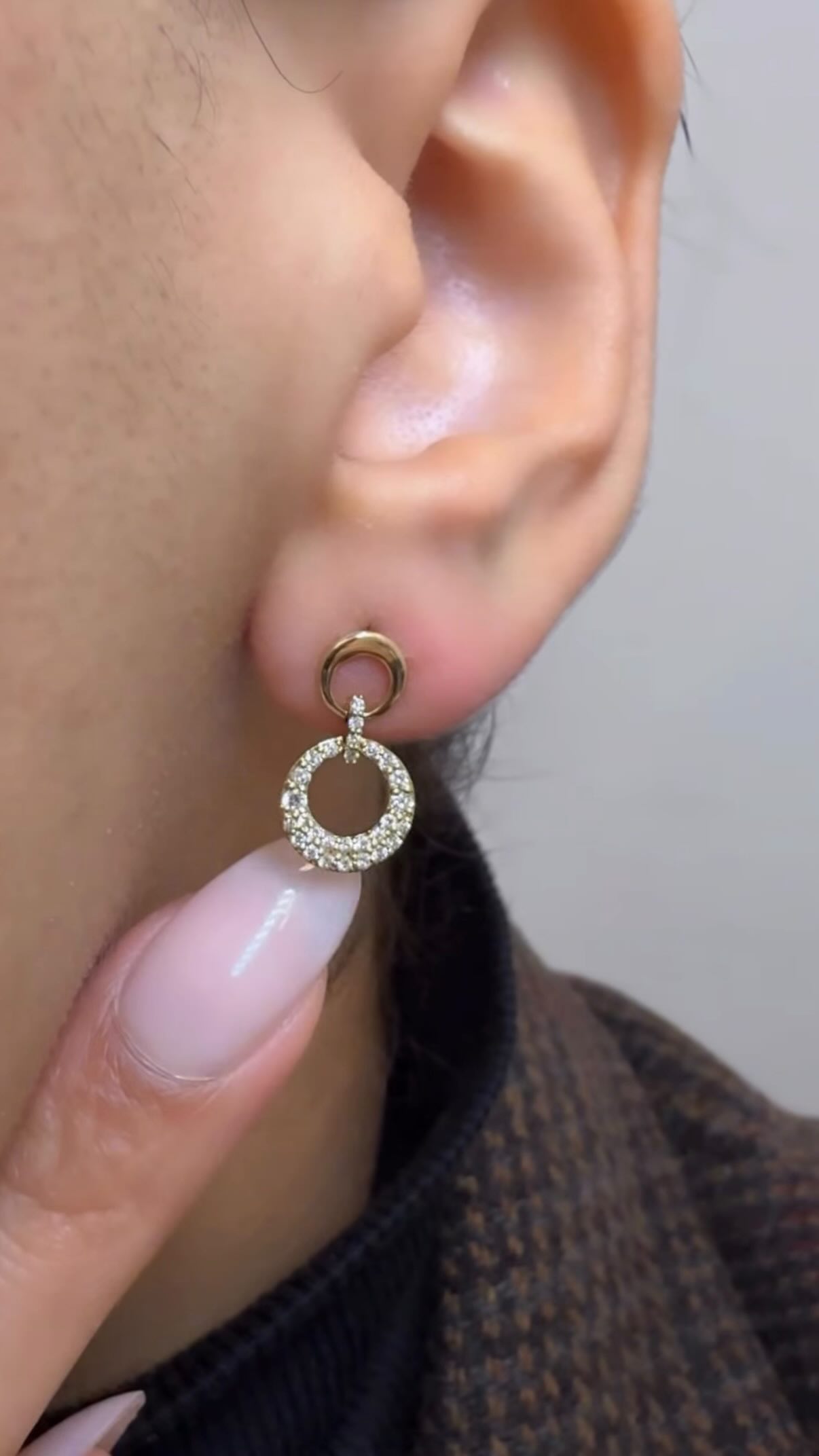 Stacked. Styled. Effortlessly luxe...
#DiamondEarrings #EarPartyStyle #HuggieHoops #EarStackGoals #MinimalLuxury