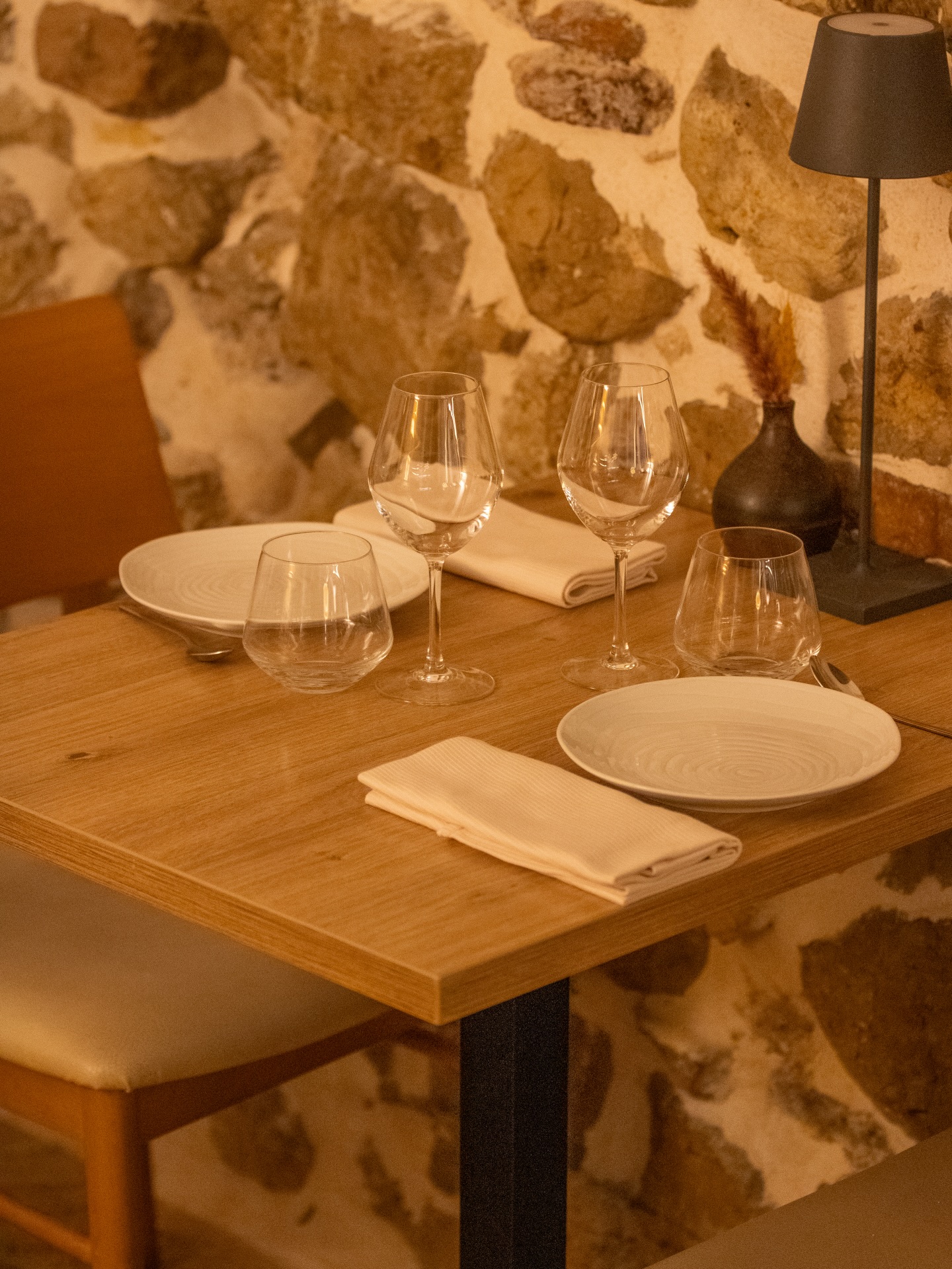 Un espace plus intimiste, une lumière tamisée et le cadre idéal pour savourer pleinement l’instant 🤩
‣ Réservez votre table sur www.larazur.fr