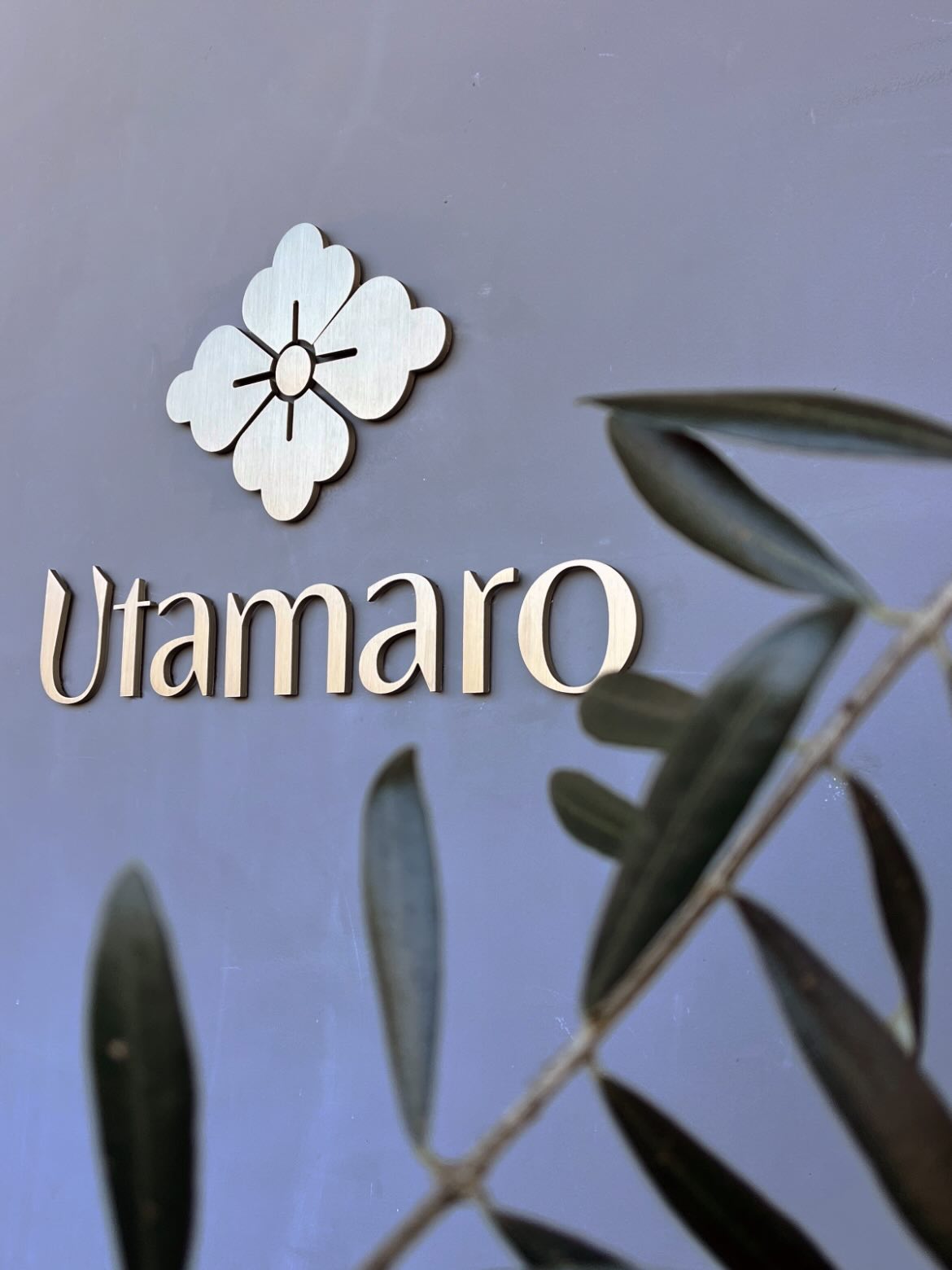 New delicious sushi restaurant in town! 🍣
With an equally delicious entry sign made of 1/4”thick anodized aluminum with a vertical brushed finish to enhance the thin, elegant strokes.
#designwithintention