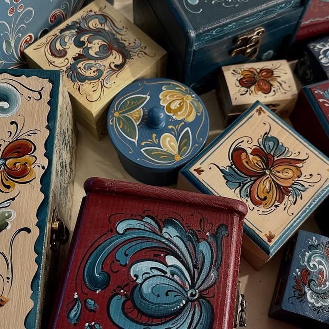From @nordicfolkshop: So many boxes!
(Nordic Folk Shop is currently taking a break from selling, but we can still admire her beautiful rosemaling. Be sure to follow her page!)
#rosemaling #telemarkrosemaling #osrosemaling #rogalandrosemaling #hallingdalrosemaling handpainted folkart norwegianfolkart julbutik