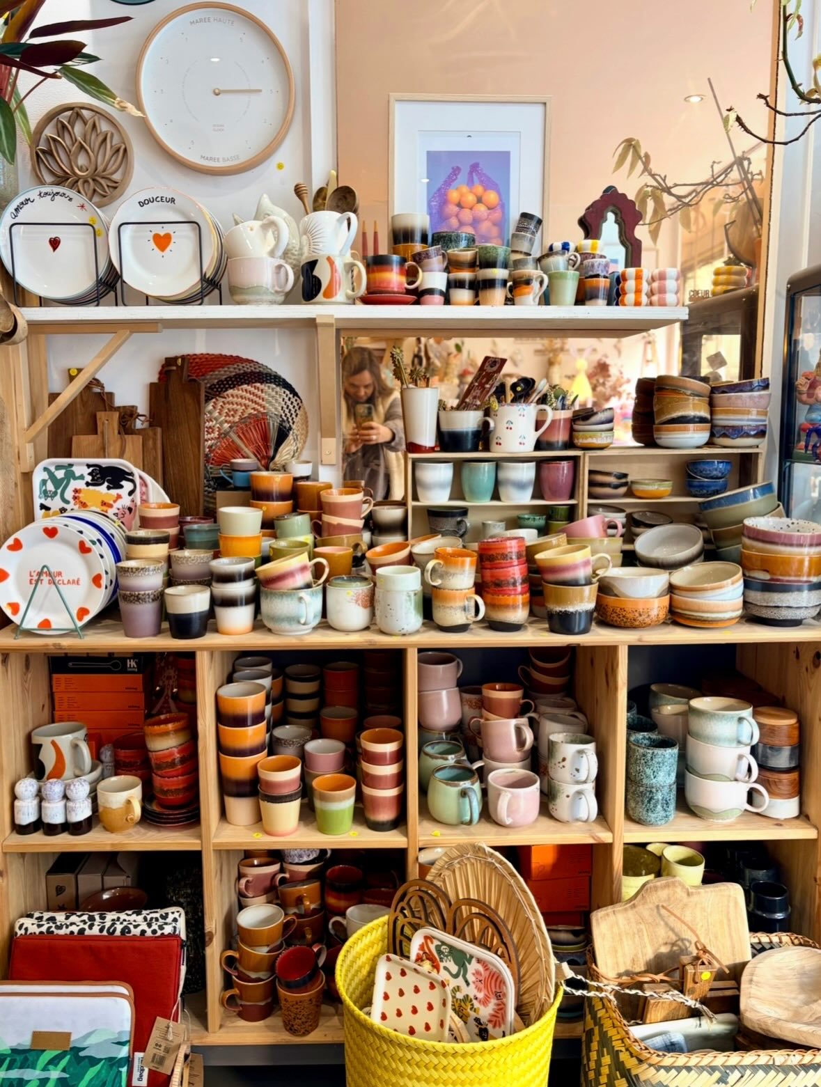 ✨On est ouverts aujourd’hui ! ✨ Plus qu’une petite semaine aux horaires modifiés ⏳
✨ La boutique déborde de couleurs et de belles pièces ! ✨Et surtout, on me dit dans l’oreillette qu’on a reçu énormément de nouveautés ! 😊
Des tasses, des mugs, des bols, des assiettes, des textures artisanales et des formes qu’on a envie de toucher.
Le Puits d’Amour est plus vivant que jamais 💛
La boutique est ouverte :
🕒 Aujourd’hui jeudi : 15h – 19h
🕒 Vendredi & samedi : 11h – 19h
Le mercredi 4 mars, vous retrouverez Mathilde au magasin 💖
Et à partir du jeudi 5 mars, reprise des horaires habituels.
Ce seront nos petites têtes toutes bronzées qui vous accueilleront à nouveau avec le sourire et un immense plaisir ☀️😊
On a hâte de vous retrouver, de vous raconter le voyage et de vous montrer toutes les merveilles que l’on a dénichées ✨