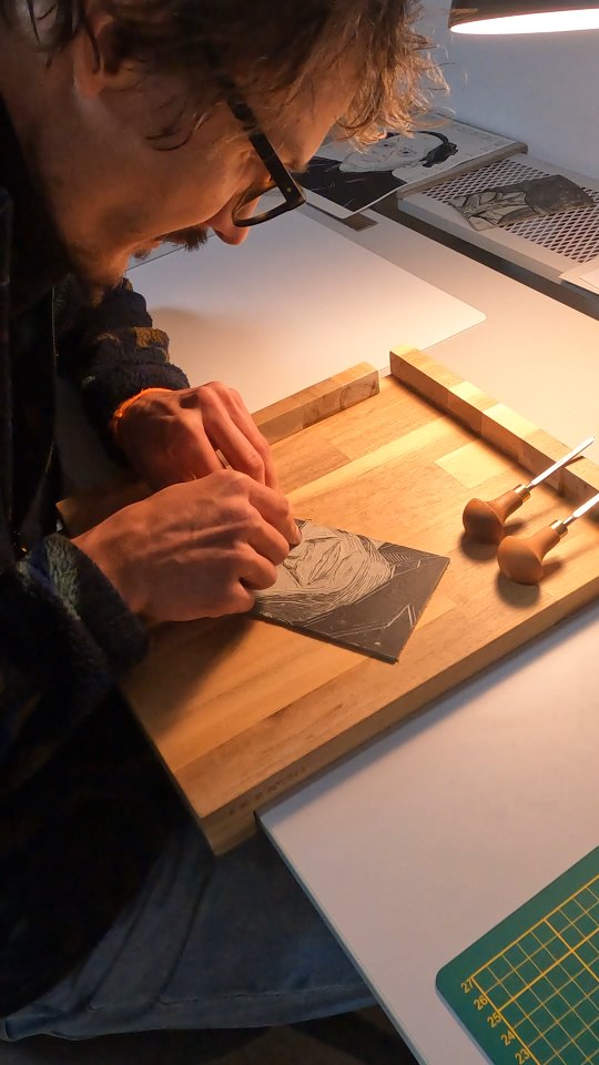 Agathe Ensemble is music AND craft. Visual elements are one of the core values of our identity, and our upcoming new album will show that once again! 🍂
Our designer and illustrator @roland_tot_ is creating a series of illustrations using the linocut technique, a beautiful relief printmaking method. These prints will travel with us to the concerts, and they will also be digitized and included in the album booklet. They already look stunning, here’s a little sneak peek! ✨ This is a little behind-the-scenes documentary of the process! 🎥
Roland’s series includes portraits of the three composers featured on the album, plus three additional illustrations and the album cover. 🎨
We can’t wait to share more with you soon!
❤️🌻🎻