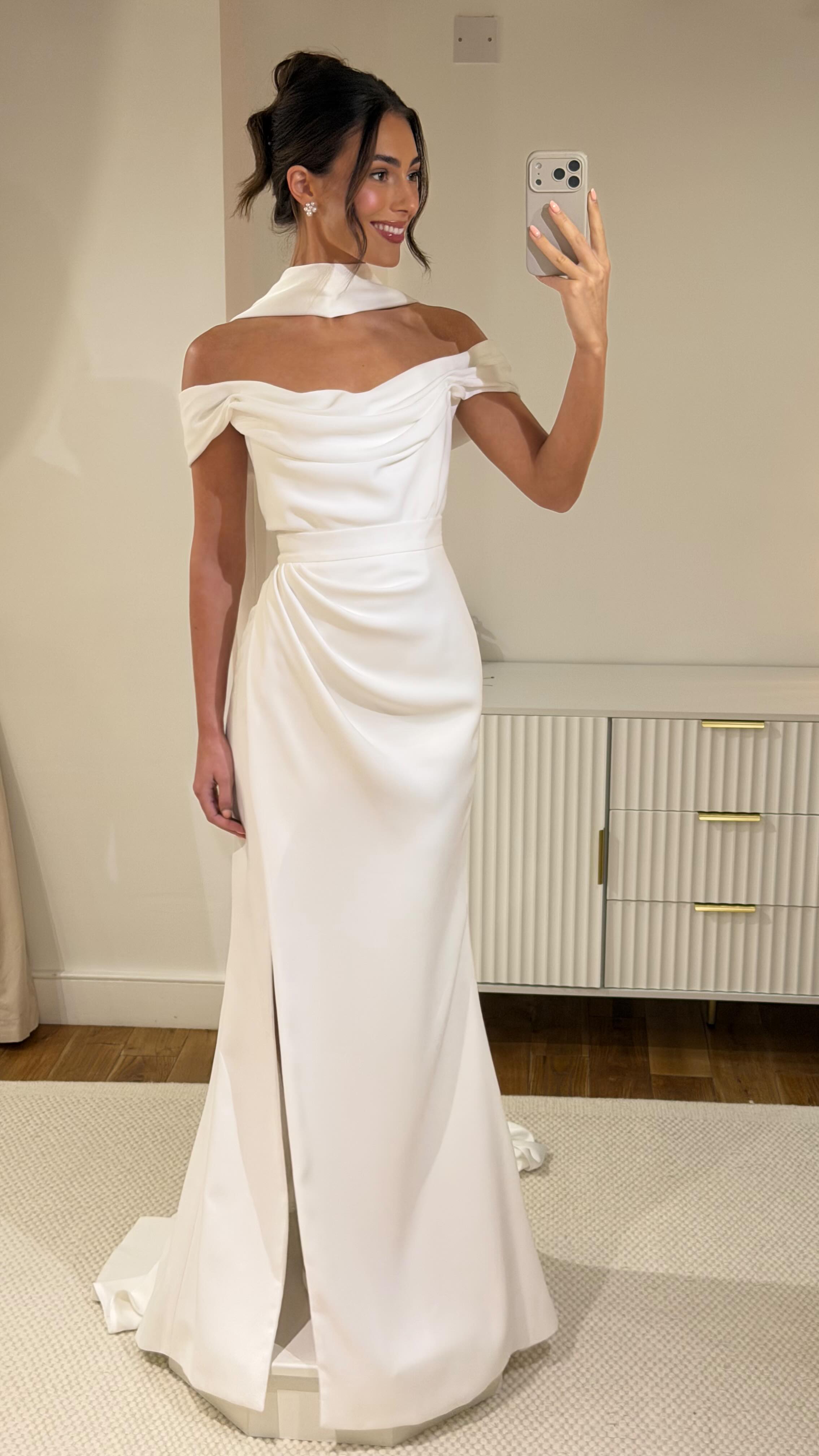 A moment for Okotan.
Structured yet soft and unapologetically romantic ~ Okotan by @halfpennylondon is modern bridal at its finest.
For the bride who wants timelessness and drama.
Make up @laurawellsmakeup
Hair @hairbytosetti