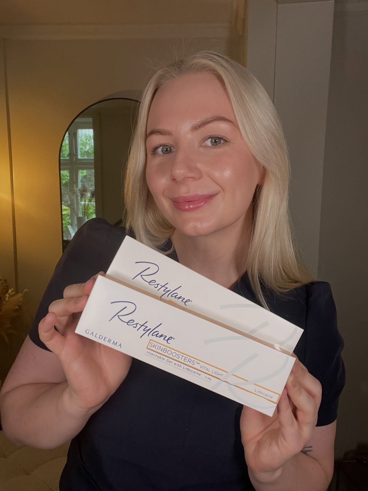 Vi er kanskje ikke de eneste som føler på tørr og gusten vinterhud?! 🥶❄️💨
Restylane Skinbooster gir huden dyptgående fukt fra innsiden, så den holder seg myk, smidig og strålende – selv når gradestokken kryper ned. ✨
💎 Perfekt for deg som vil ha naturlig glød i vinterkulden - og som ønsker å øke hudens fuktighetsnivå og samtidig forebygge og behandle volumta og fine linjer.
Skinbooster er også ypperlig for deg som ønsker generell hudforbedring, plages med arrdannelse eller på hender, has og bryst. Vi elsker å kombinere eller alternere med tradisjonell hudpleie, kjemisk peel, dermapen og laser - og skreddersyr en løsning for din hud under konsultasjonen 🫶🏻
🤫 pssst! Vi har en svært eksklusiv kampanje for våre medlemmer ut februar. Har du ikke fått mail - send oss DM om du ønsker mer informasjon ❤️
