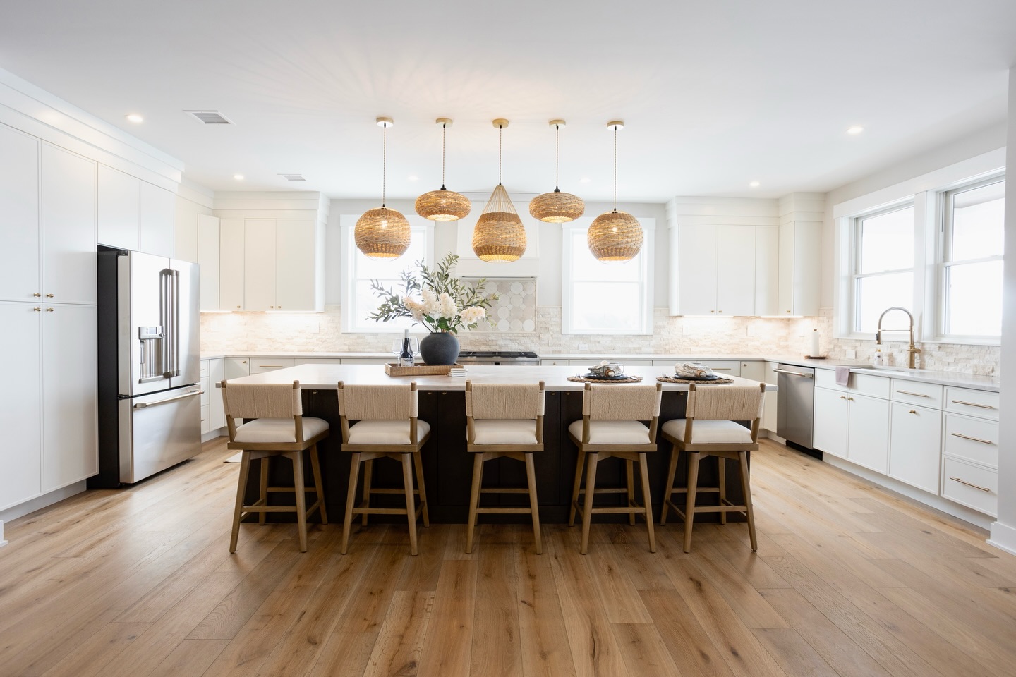 Clean lines. Sophistication. And sunshine.
The perfect “island” getaway (with room for everyone to gather…) 🪄✨
(Sighhhh…😌)…. She’s so pretty.
🤝Thank you to our industry partners:
🔨 : @stc_designs_
💡: @pollockmack & @jaypollock21
📸: @maddysportelliphoto
🗄️: @taylormade_cabinets
🪵: @americanflooringdirect