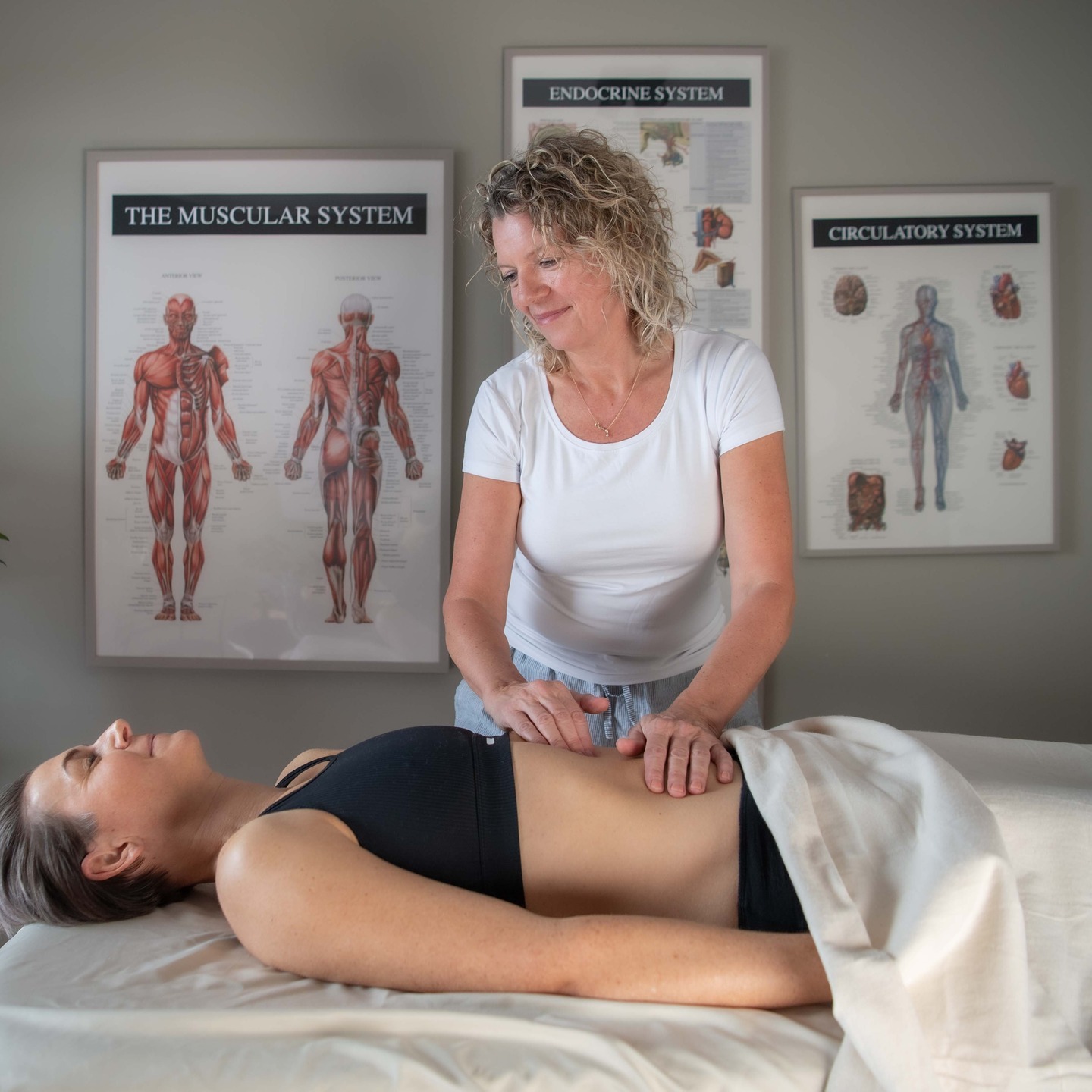 Kroppen i centrum. Et øjeblik i kroppen. Fra spænding til afspænding. Hos Sund Relation arbejder jeg med det, der mærkes - lige nu. Her får kroppen lov at give slip.
#kropsterapi #nærvær #sundrelation #roikroppen