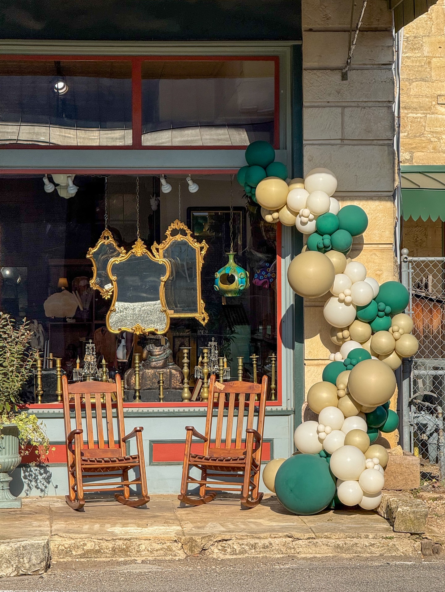 Grand opening day for @_vintagecomforttx !
#balloongarland #kalisanballoons #txhillcountry #comforttx #grandopeningballoons