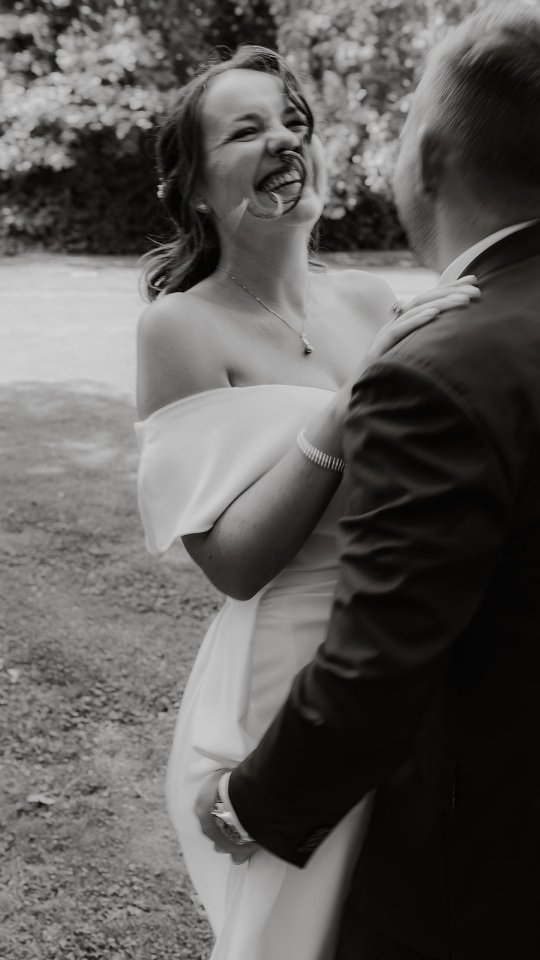 "Je ne sais pas où va mon chemin mais je marche mieux quand ma main serre la tienne..."
Cette phrase d'Alfred De Musset est sur l'une des pages de mon site. Et l'officiante à la mairie l'a citée hier me la rappelant par la même occasion.
J'entends beaucoup de discours en tant que photographe de mariage et je suis toujours émue de voir et d'entendre la densité de votre amour, de vos histoires.
Le mariage est une belle aventure. Ce n'est pas la plus simple. Mais j'y crois profondément. La vie n'est pas un long fleuve tranquille mais l'on y navigue mieux quand on se tient la main, comme pour la citation de De Musset, si tant est qu'on fasse le vœux de grandir ensemble.
Pour ces deux là, j'ai toute confiance.
_________________________________________________________
Candice Fouliard – Photographe Pros, Famille, Grossesse & Mariage | Cergy | Poissy | Vernon | Rouen