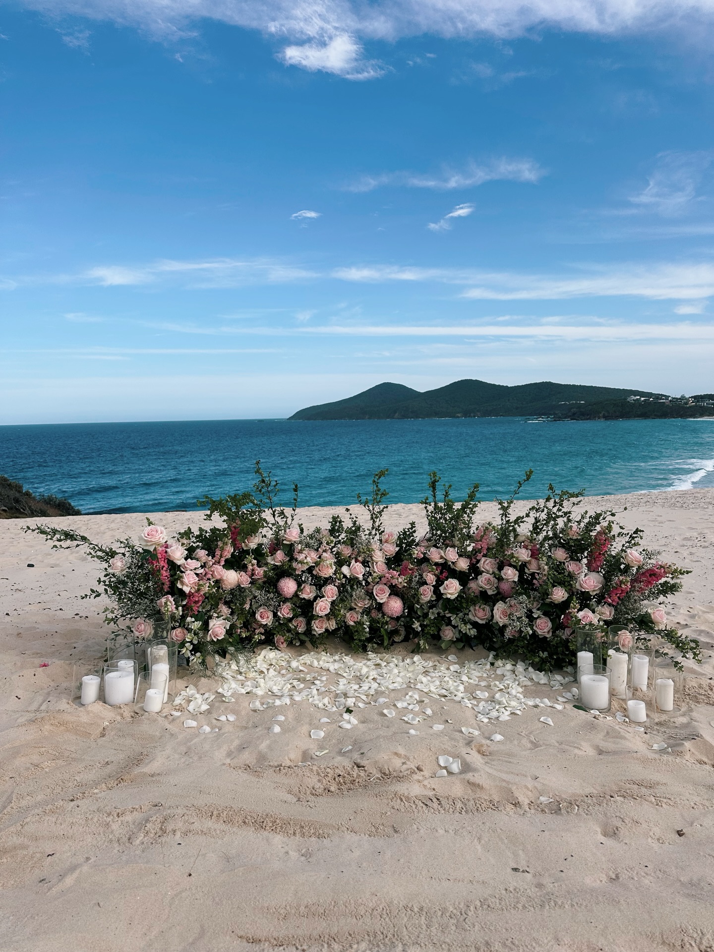 Memories of this beautiful install for an engagement at the top of the Samd Dunes in Forster
🌸🌸🌸
#forster #sanddunes #proposal