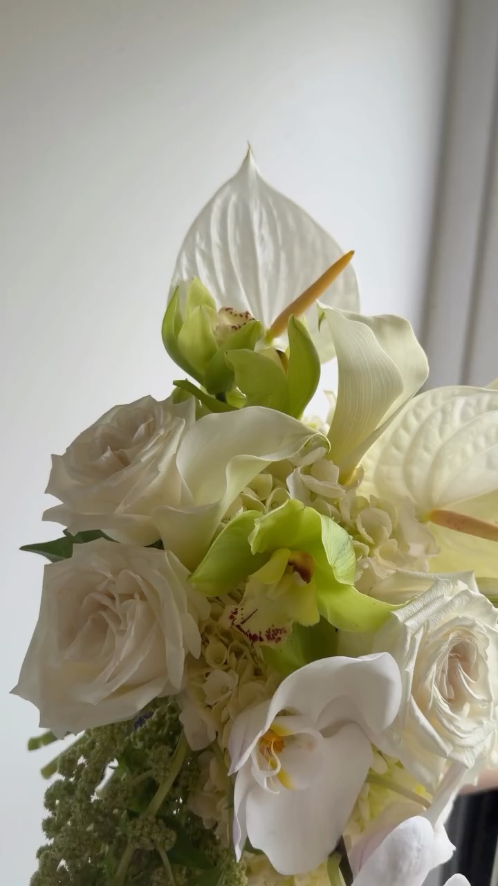 For Candace 🤍🍋🟩
I’m loving designing these sculptural, textural bouquets. They’re a bouquet that every placement needs to be right. So many hero flowers all demanding their moment. Let me know if you’d like to see the making of this one!