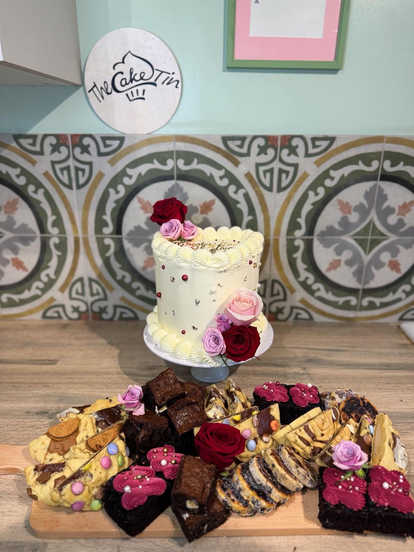 Greatest fan of your life ๐๐น
A small wedding cake and dessert board.
#weddingcake#bakingbusiness #smallbusiness #desserttable